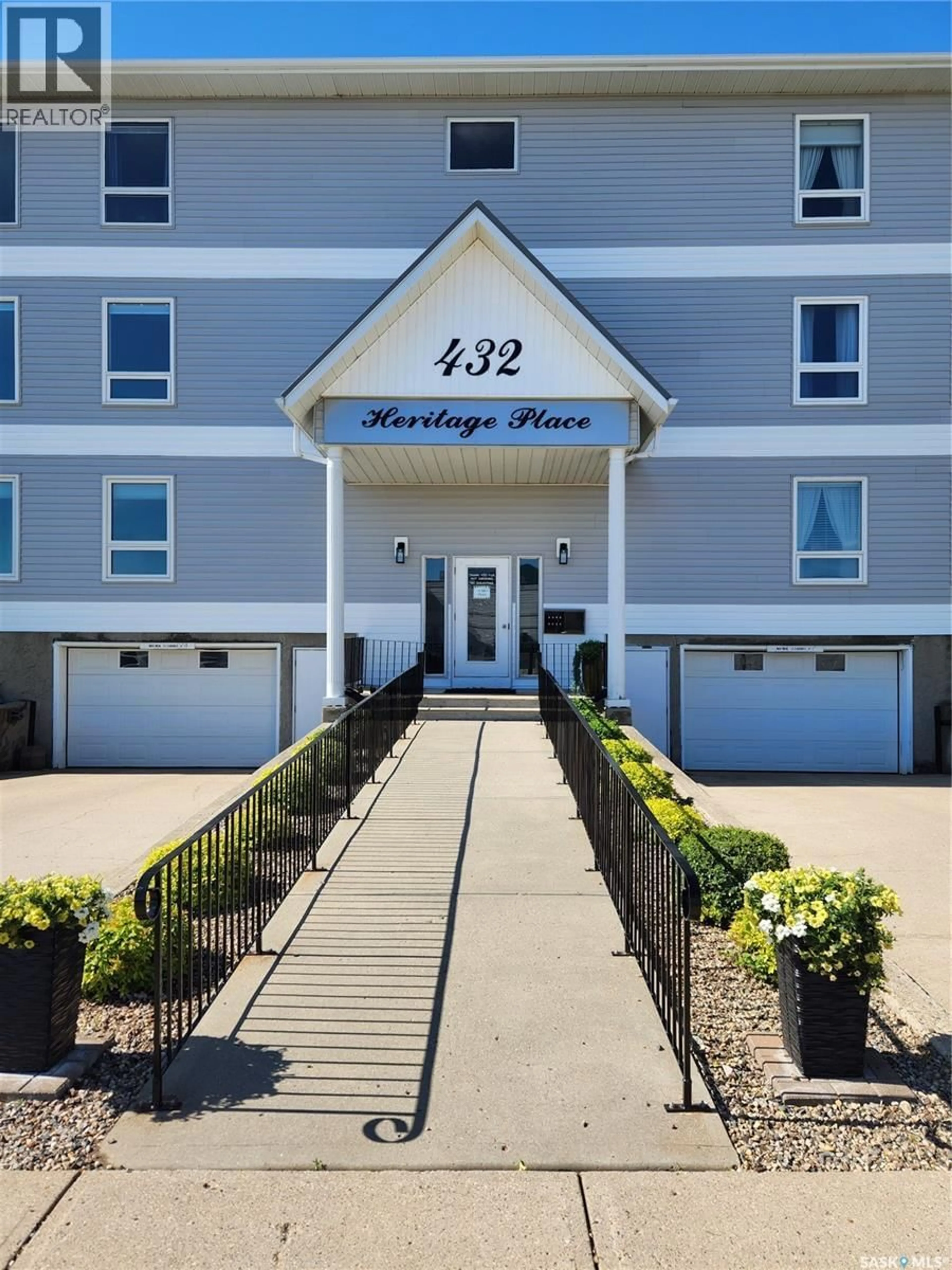 Indoor foyer for 102 - 432 HERITAGE DRIVE, Estevan Saskatchewan S4A2P6