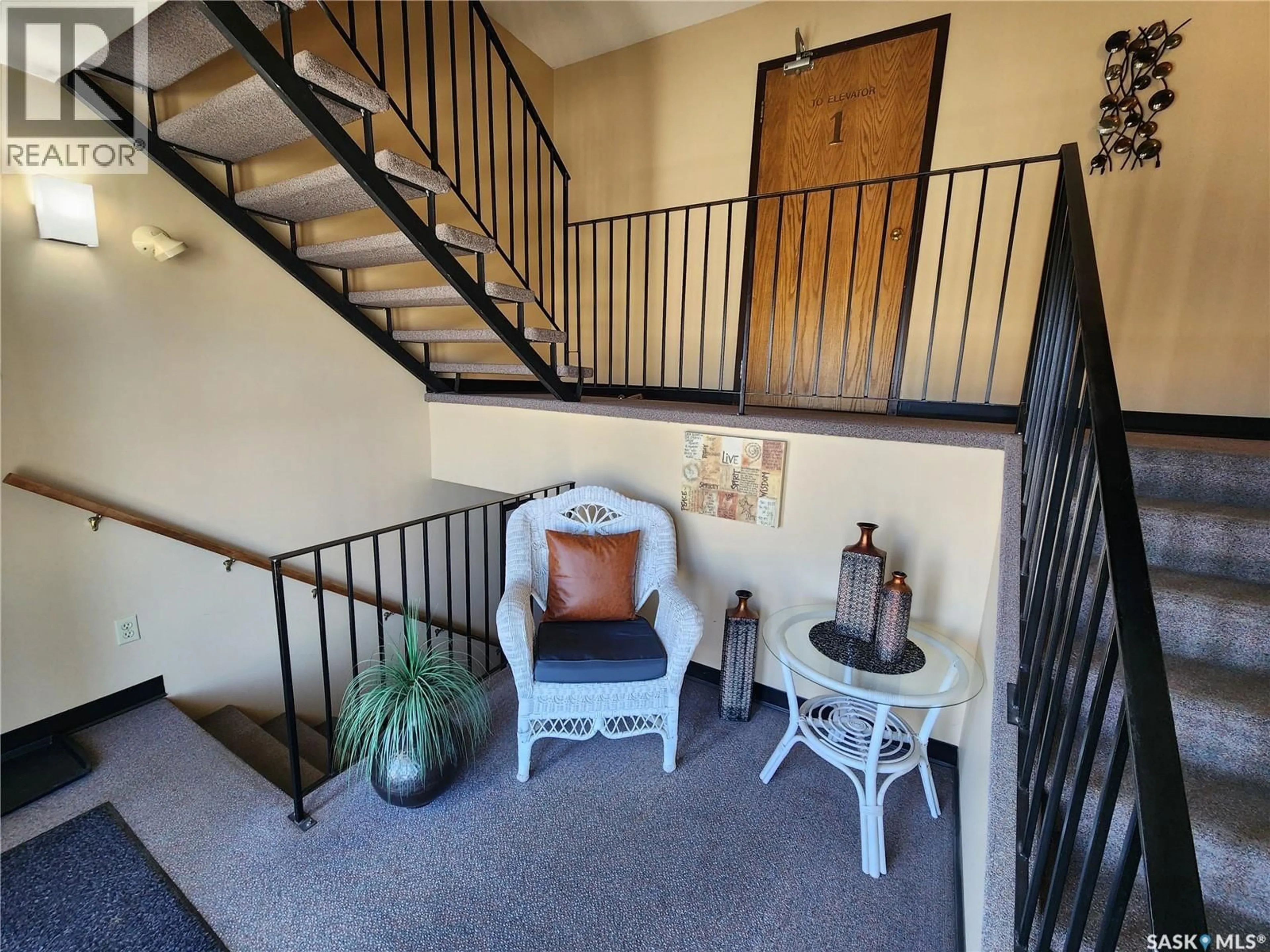 Indoor foyer for 102 - 432 HERITAGE DRIVE, Estevan Saskatchewan S4A2P6