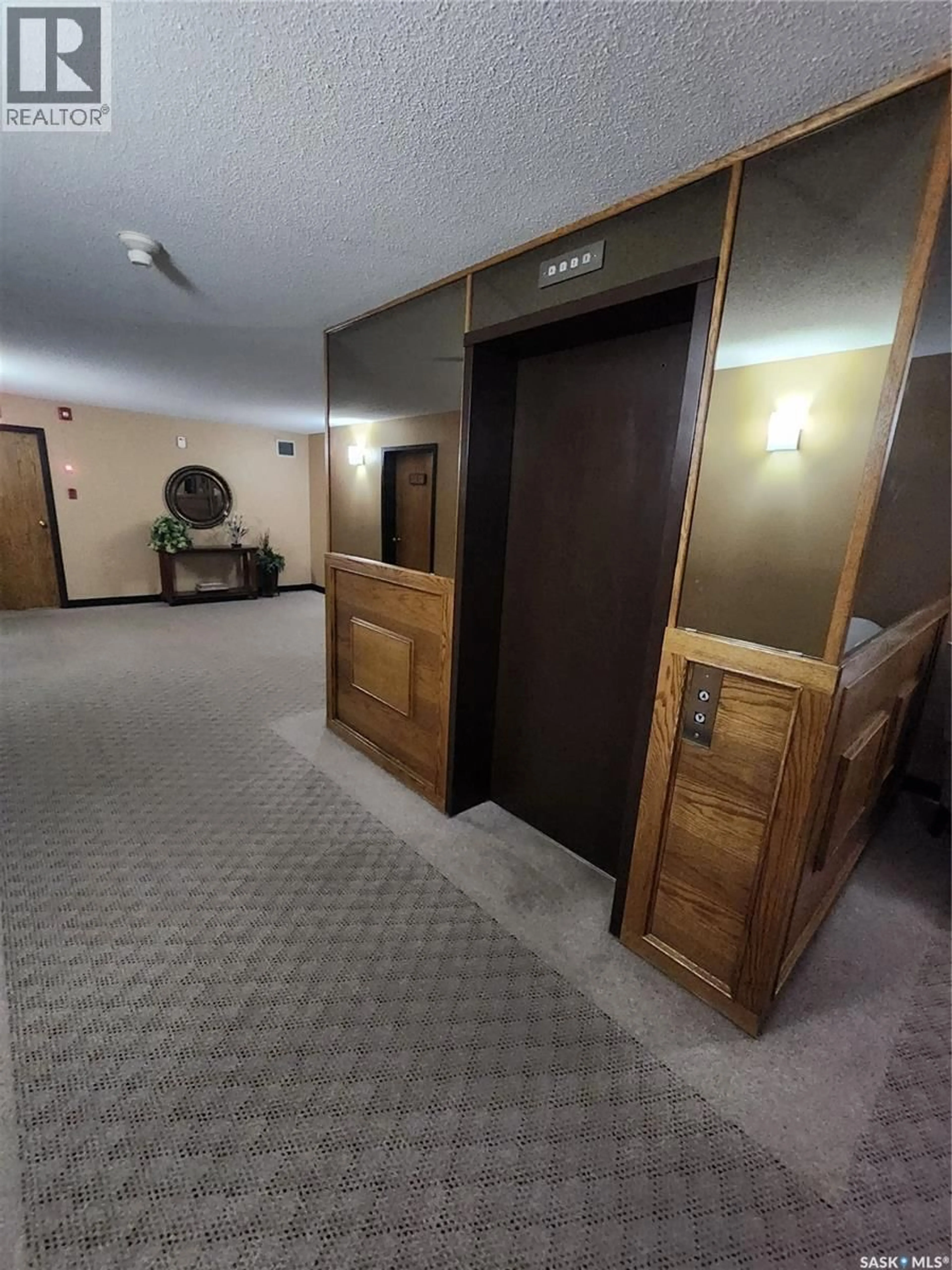 Indoor foyer for 102 - 432 HERITAGE DRIVE, Estevan Saskatchewan S4A2P6
