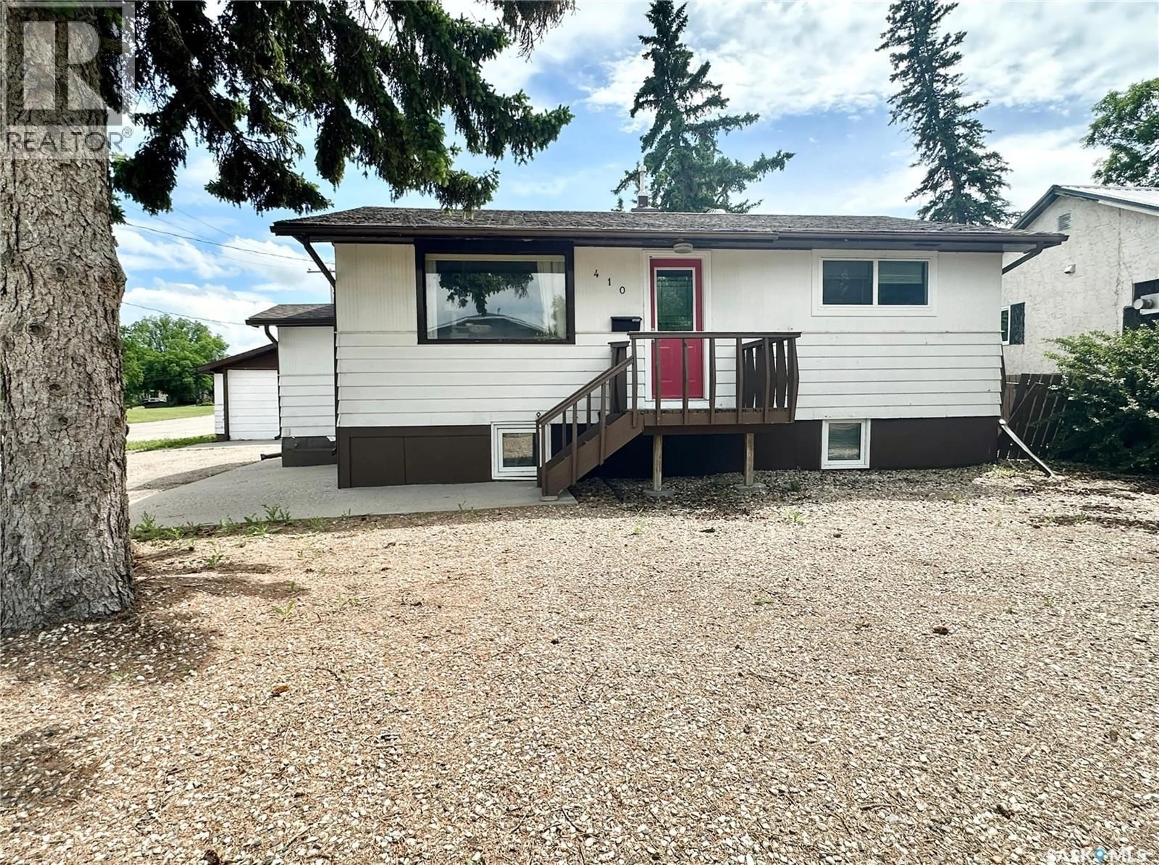 Home with vinyl exterior material, unknown for 410 2ND AVENUE, Weyburn Saskatchewan S4H1X1