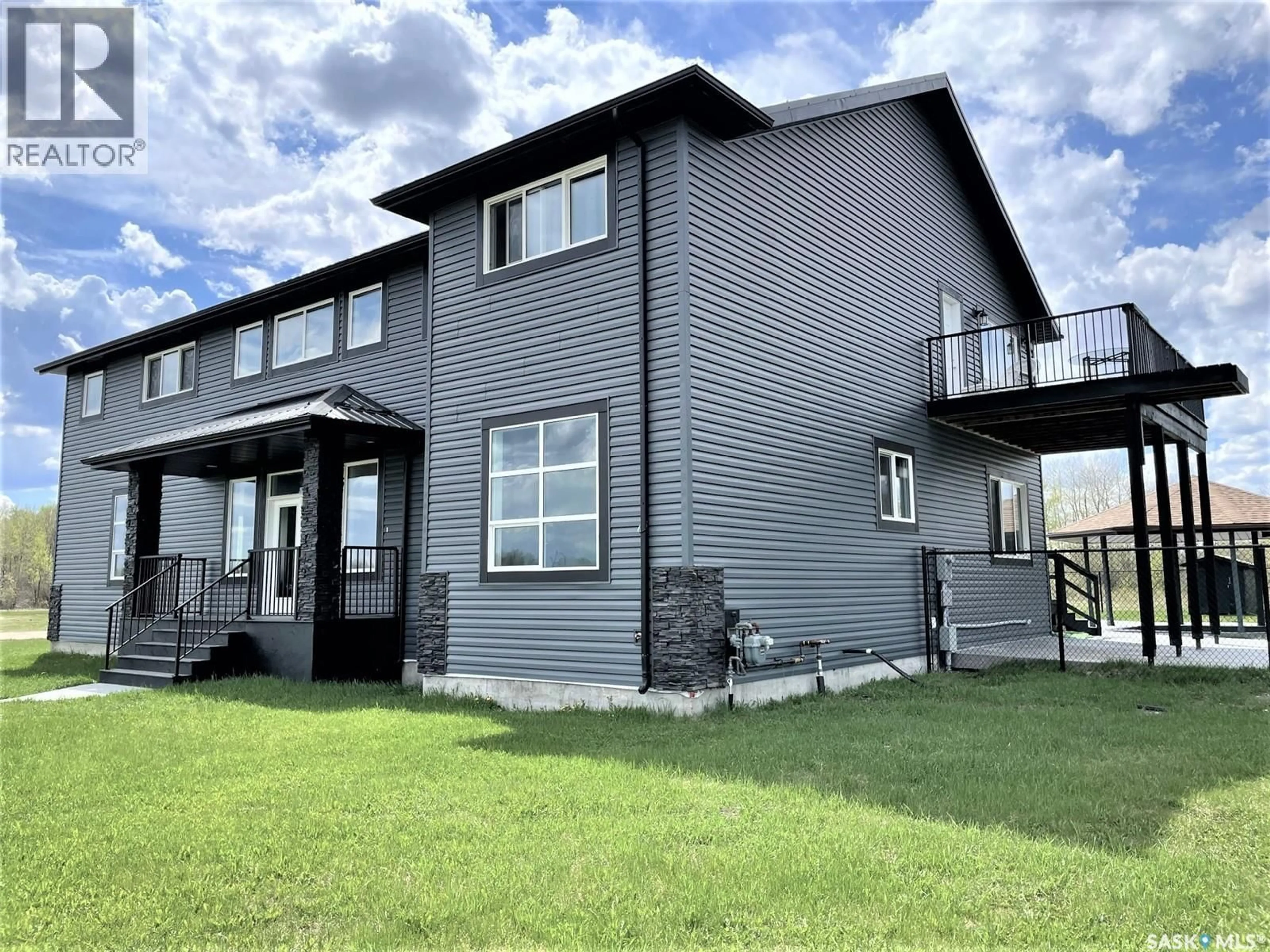 Home with vinyl exterior material, building for 701 BAY STREET, Hudson Bay Saskatchewan S0E0Y0
