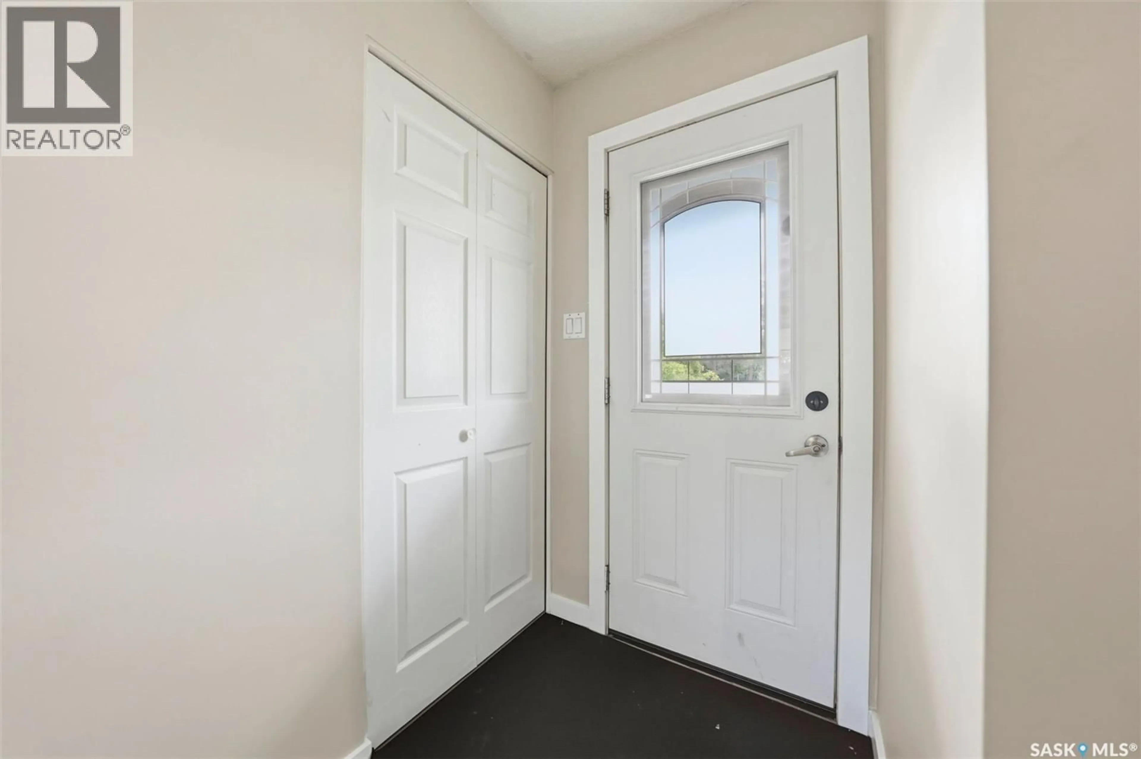 Indoor entryway for 2638 EASTVIEW, Saskatoon Saskatchewan S7J3G8