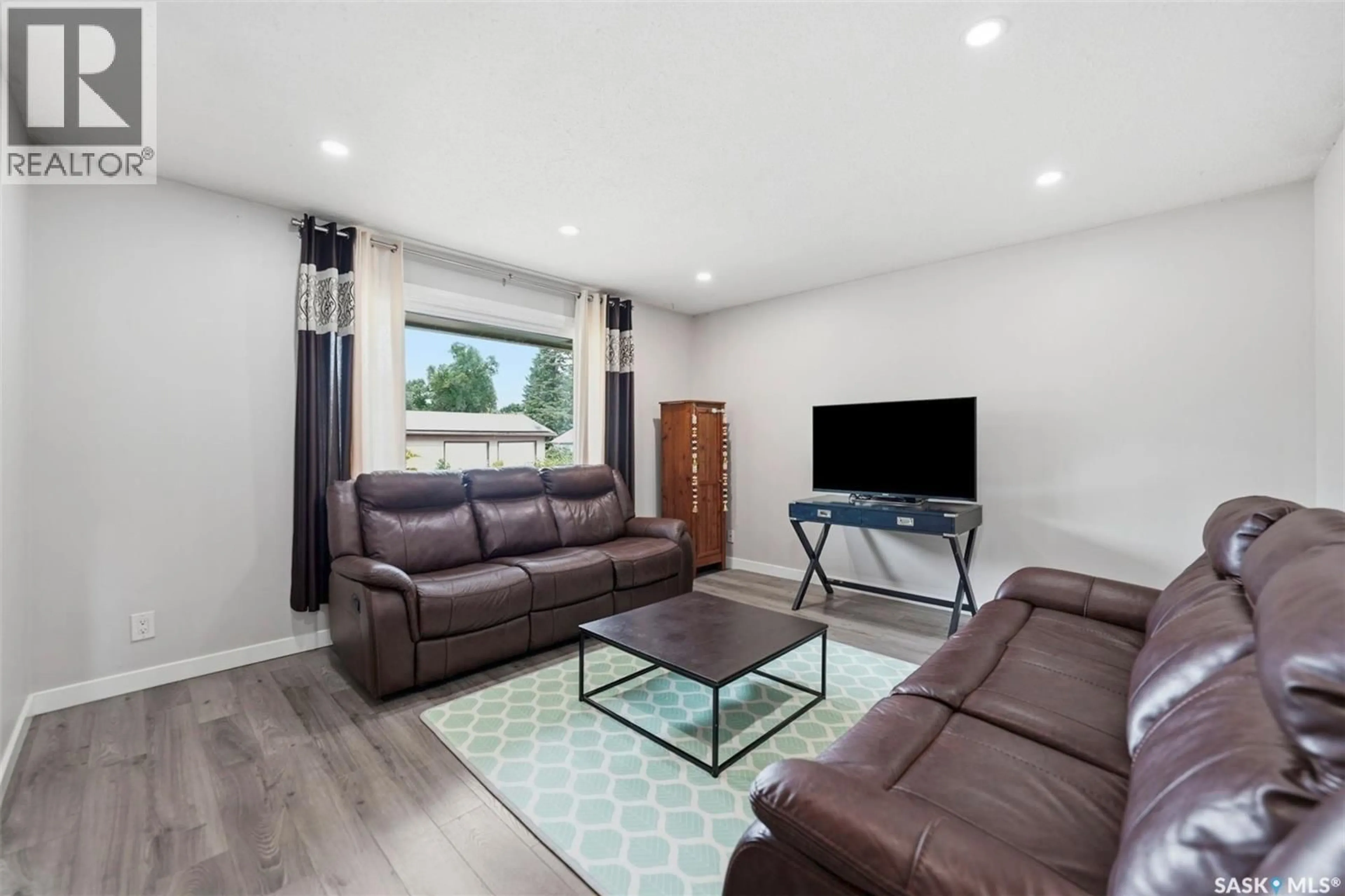 Living room with furniture, unknown for 2638 EASTVIEW, Saskatoon Saskatchewan S7J3G8
