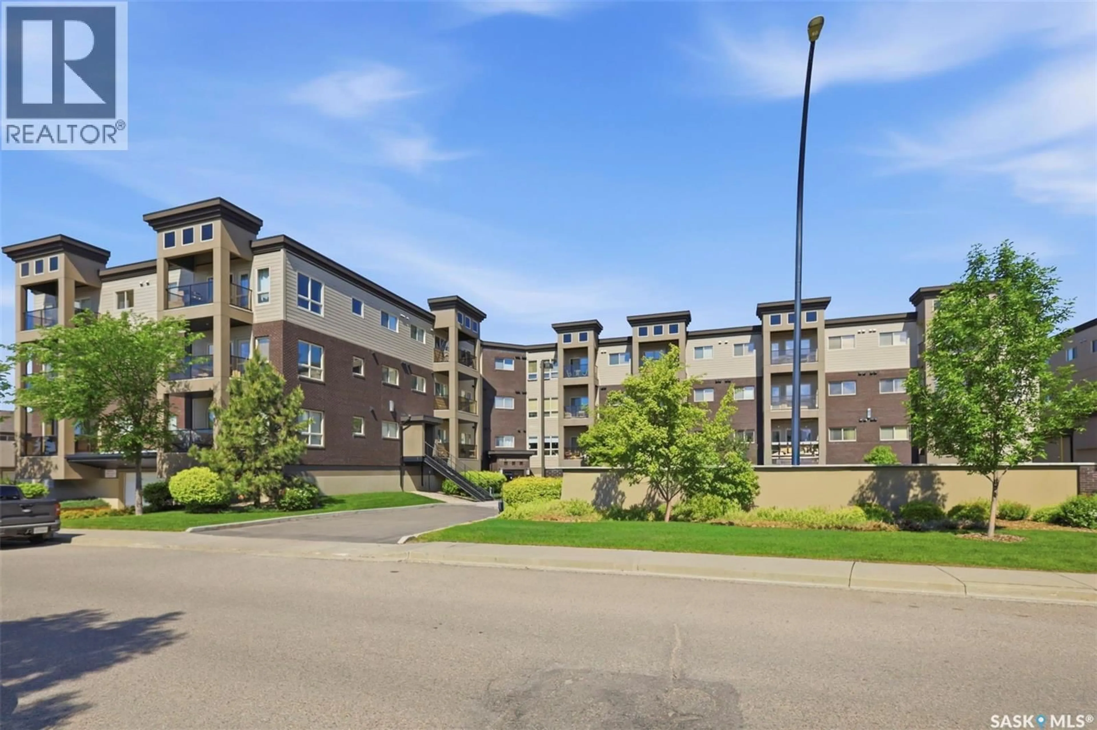 A pic from outside/outdoor area/front of a property/back of a property/a pic from drone, building for 115 - 318 WILLOWGROVE CRESCENT, Saskatoon Saskatchewan S7W0N4