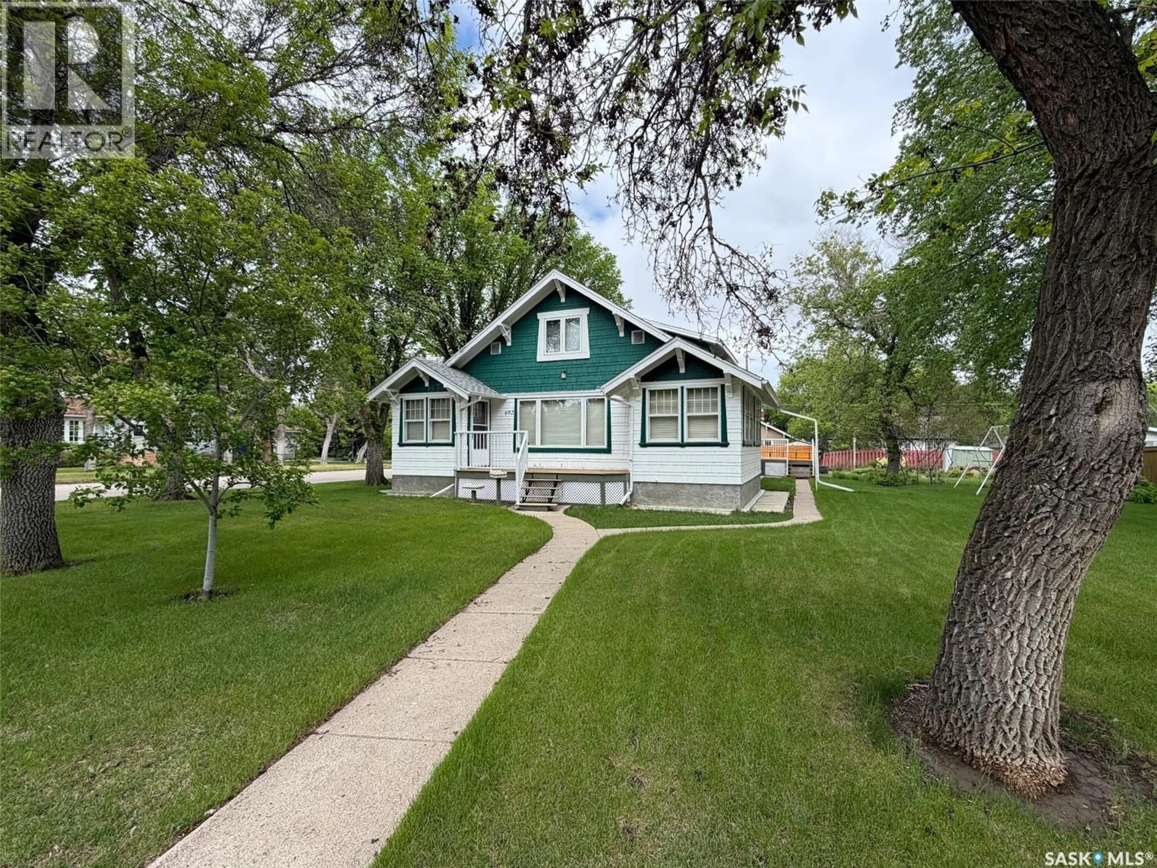 Home with vinyl exterior material, street for 692 2ND STREET, Shaunavon Saskatchewan S0N2M0