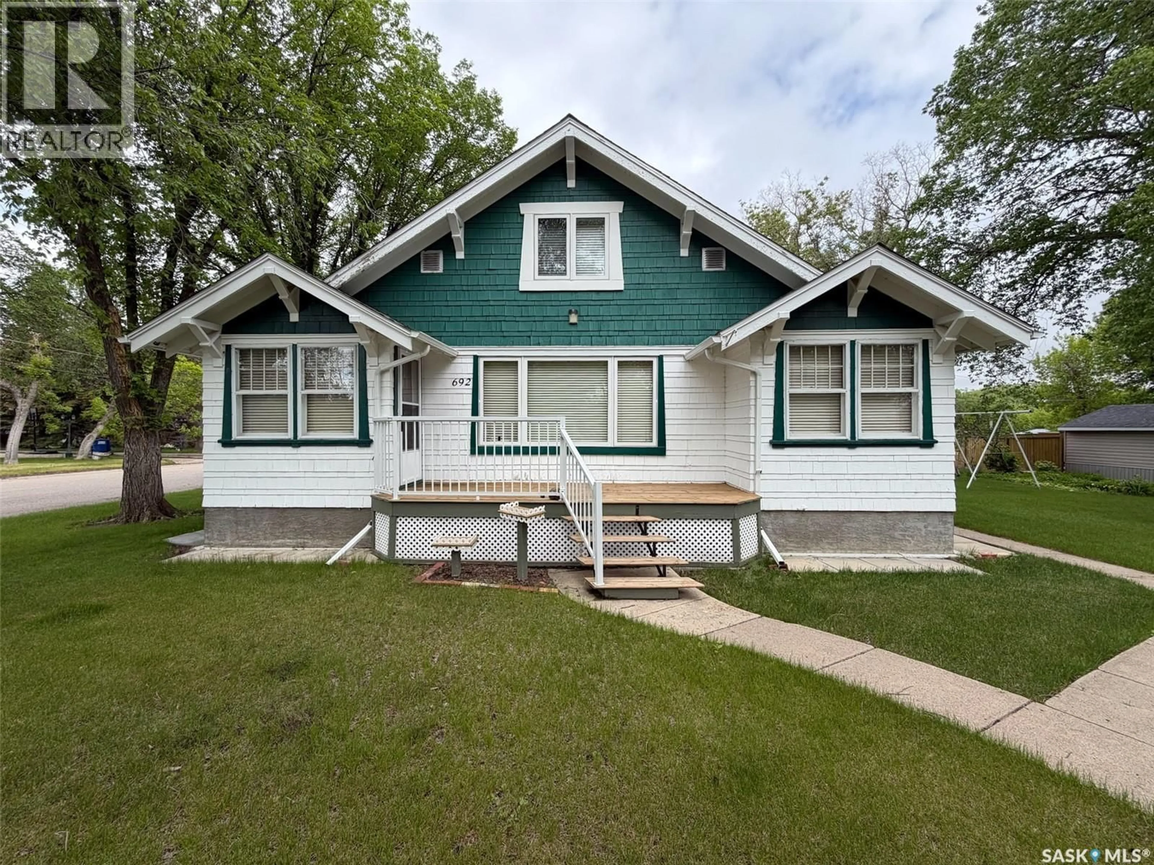 Home with vinyl exterior material, street for 692 2ND STREET, Shaunavon Saskatchewan S0N2M0