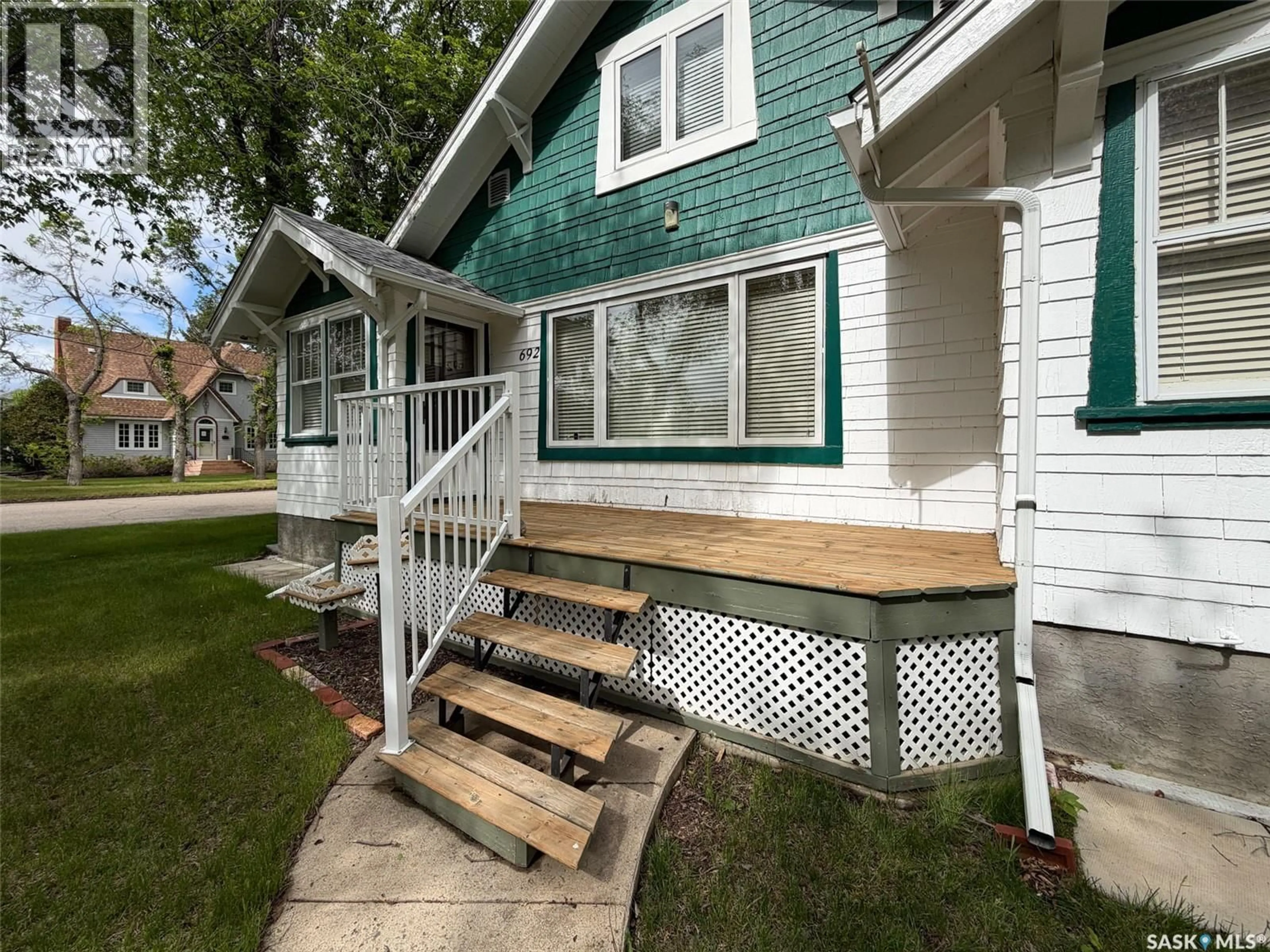 Home with vinyl exterior material, street for 692 2ND STREET, Shaunavon Saskatchewan S0N2M0