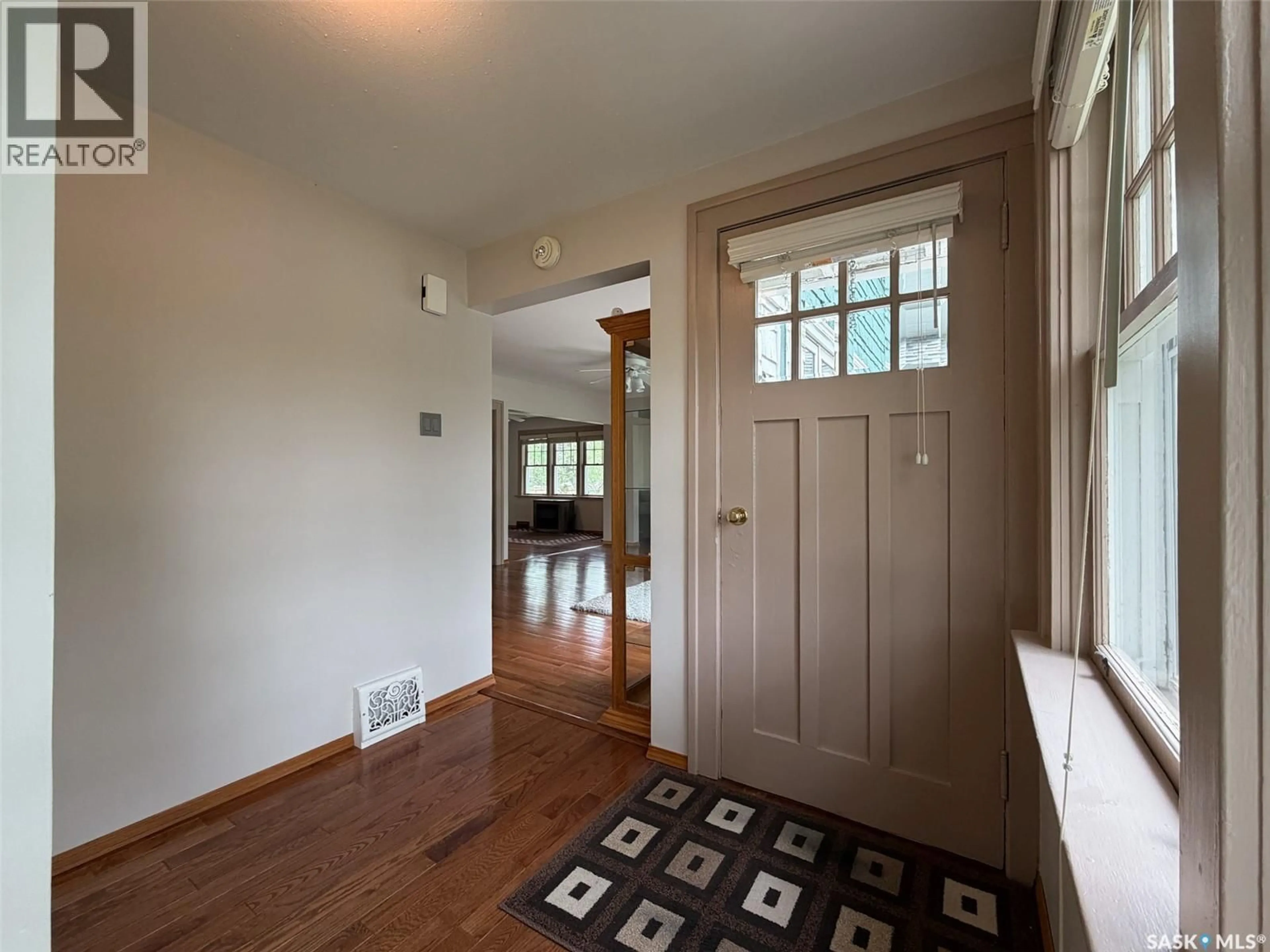 Indoor entryway for 692 2ND STREET, Shaunavon Saskatchewan S0N2M0