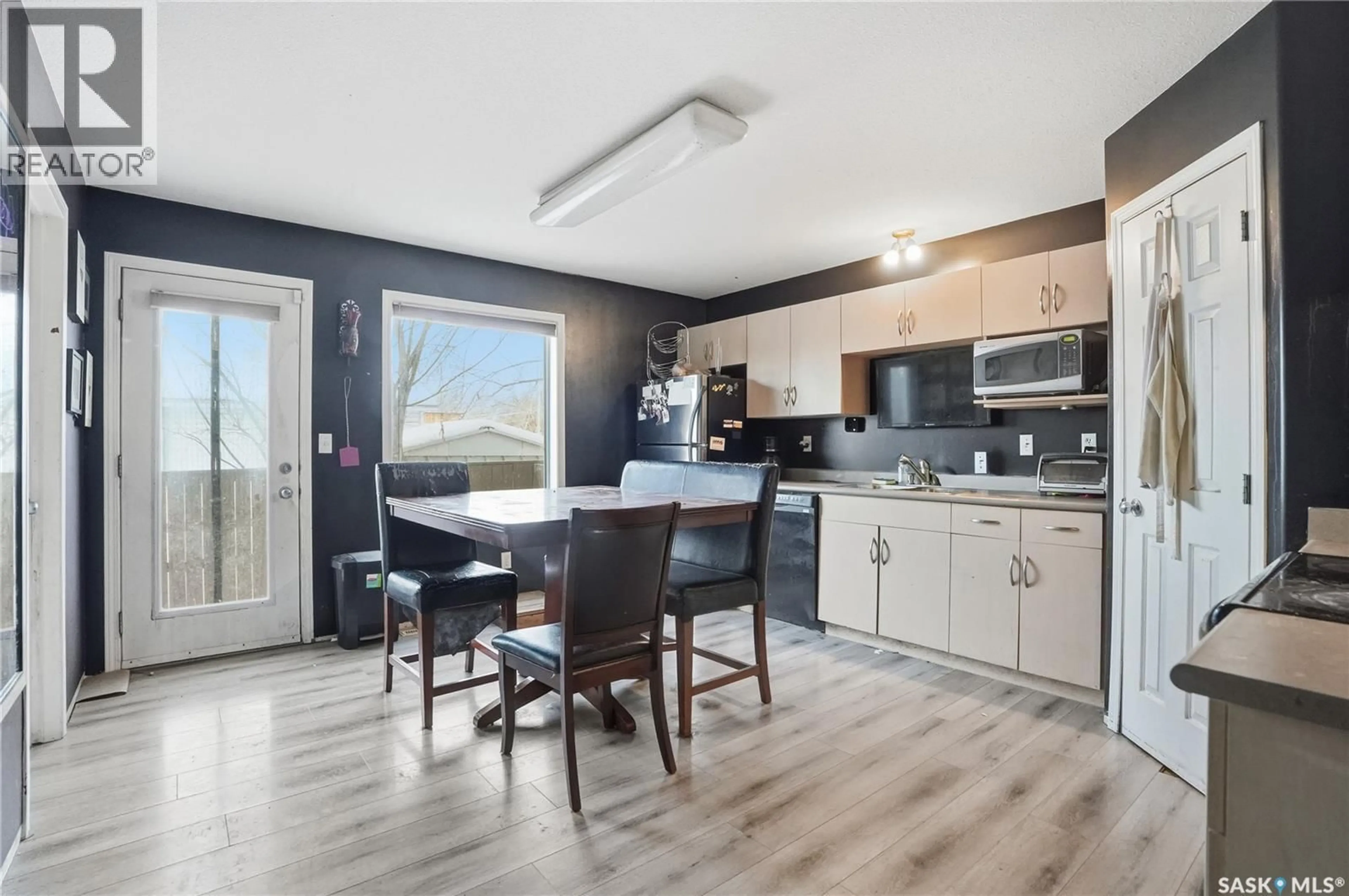 Open concept kitchen, wood/laminate floor for N - 3 802 K AVENUE, Saskatoon Saskatchewan S7L2N1