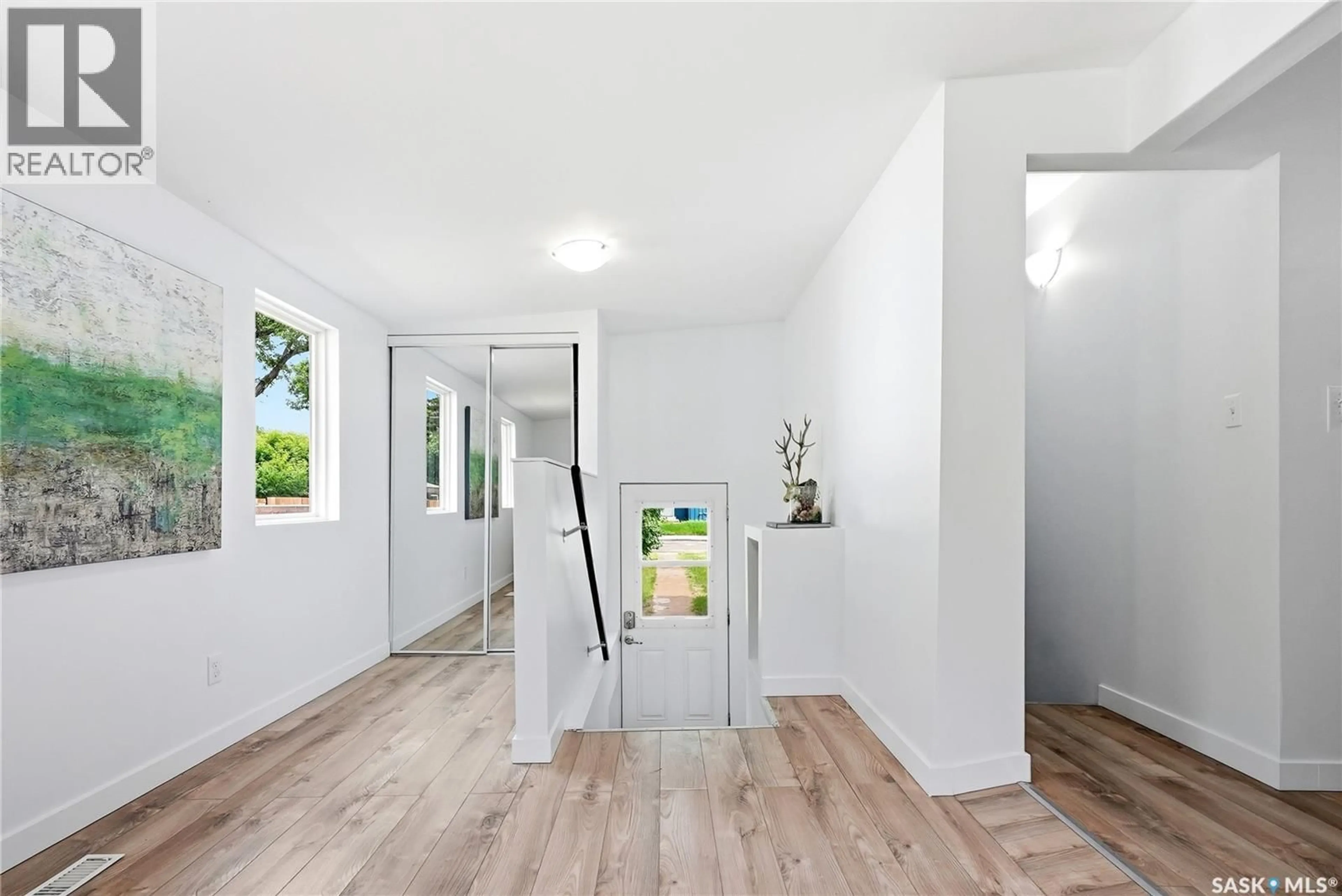 Indoor entryway for 831 K AVENUE, Saskatoon Saskatchewan S7L2N2