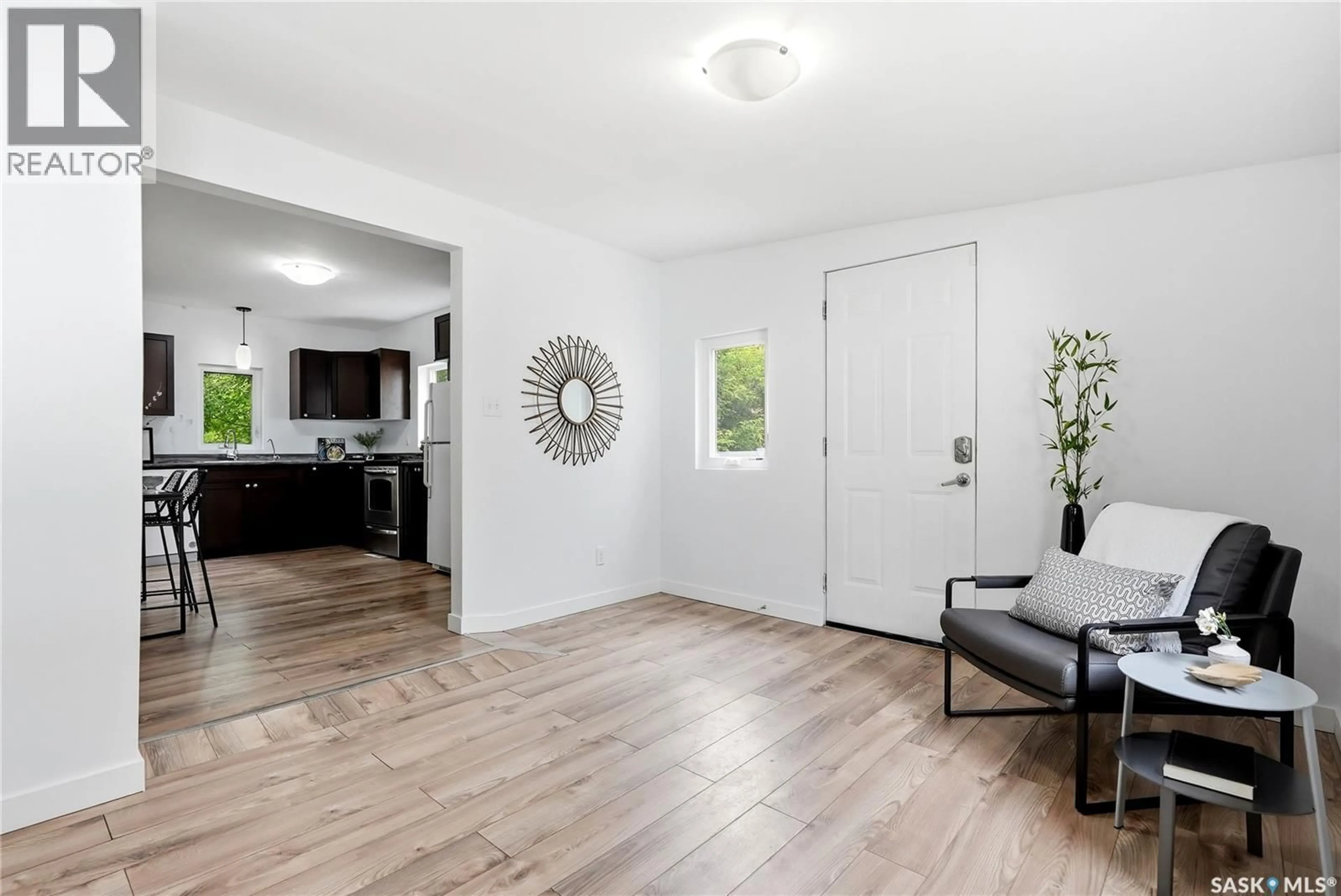 Indoor entryway for 831 K AVENUE, Saskatoon Saskatchewan S7L2N2