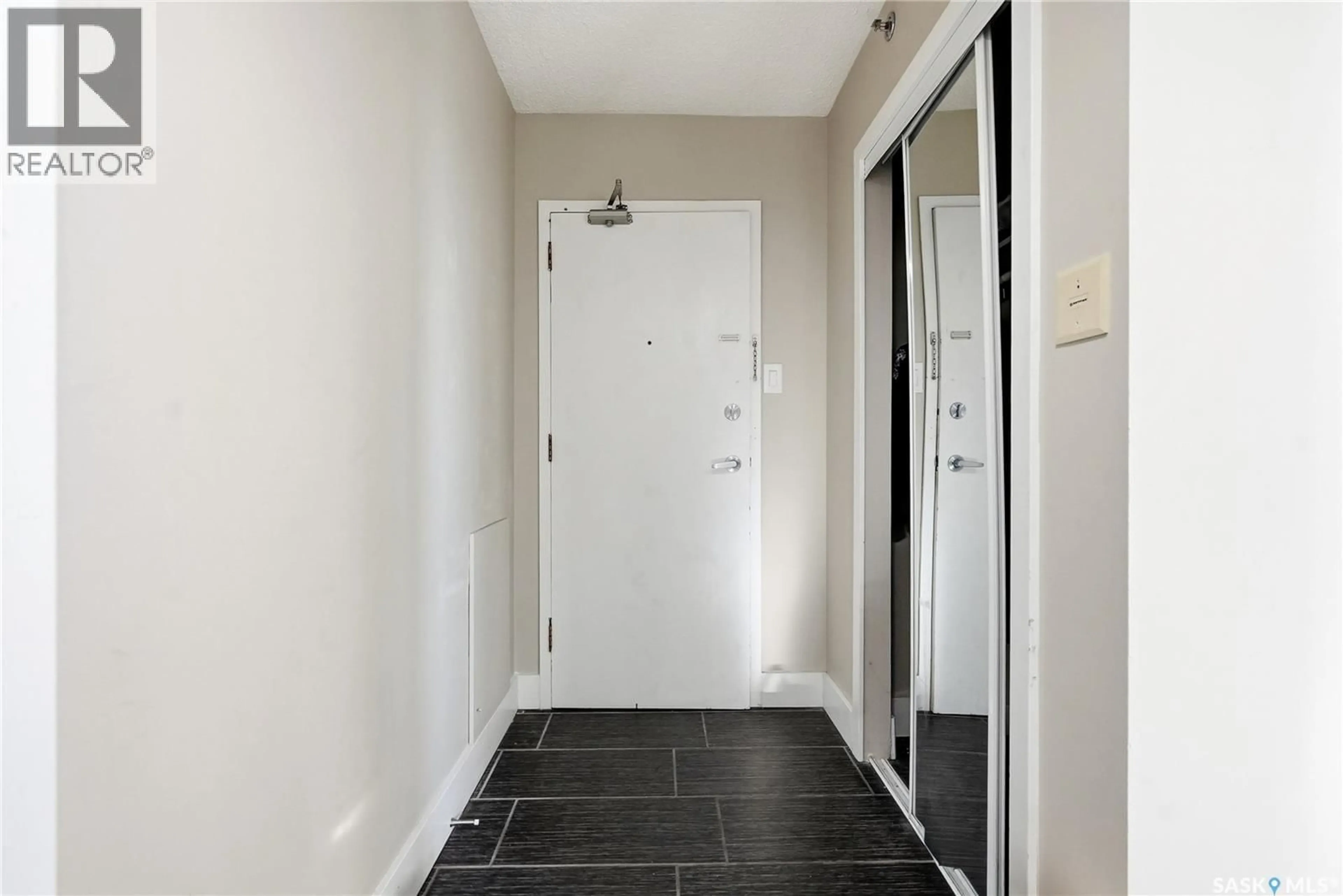 Indoor entryway for 320 - 1207 5TH AVENUE, Saskatoon Saskatchewan S7K2P5