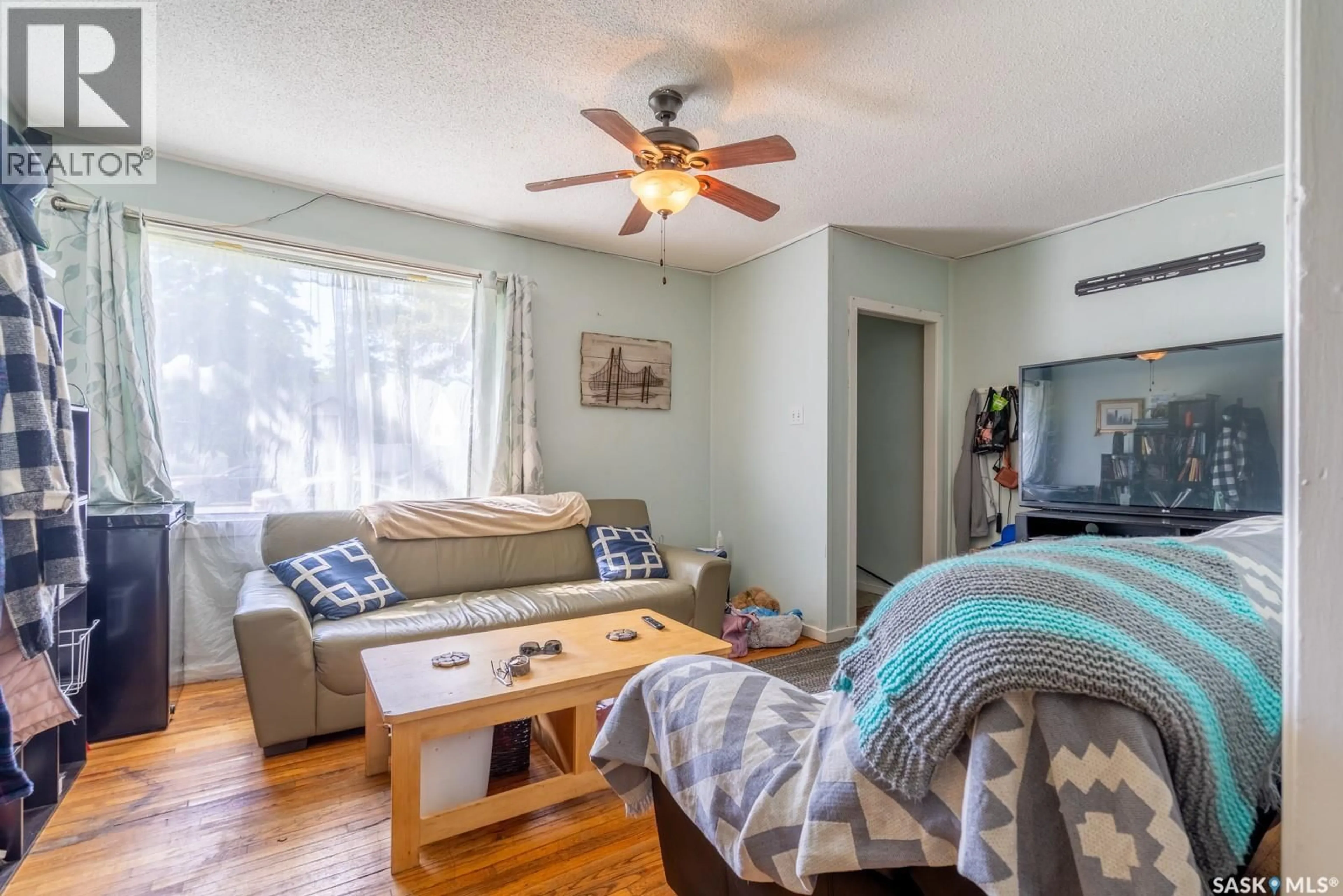 Living room with furniture, wood/laminate floor for 3 INGERSOLL CRESCENT, Regina Saskatchewan S4T5Y8