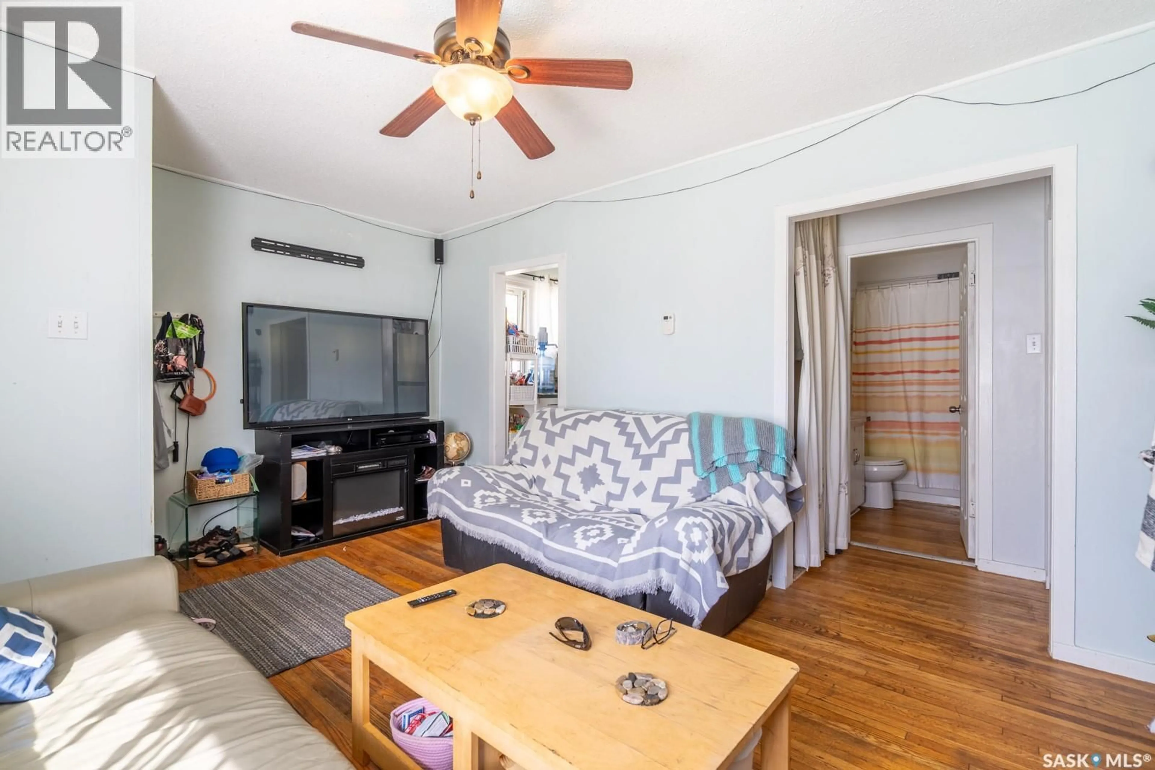 Living room with furniture, wood/laminate floor for 3 INGERSOLL CRESCENT, Regina Saskatchewan S4T5Y8