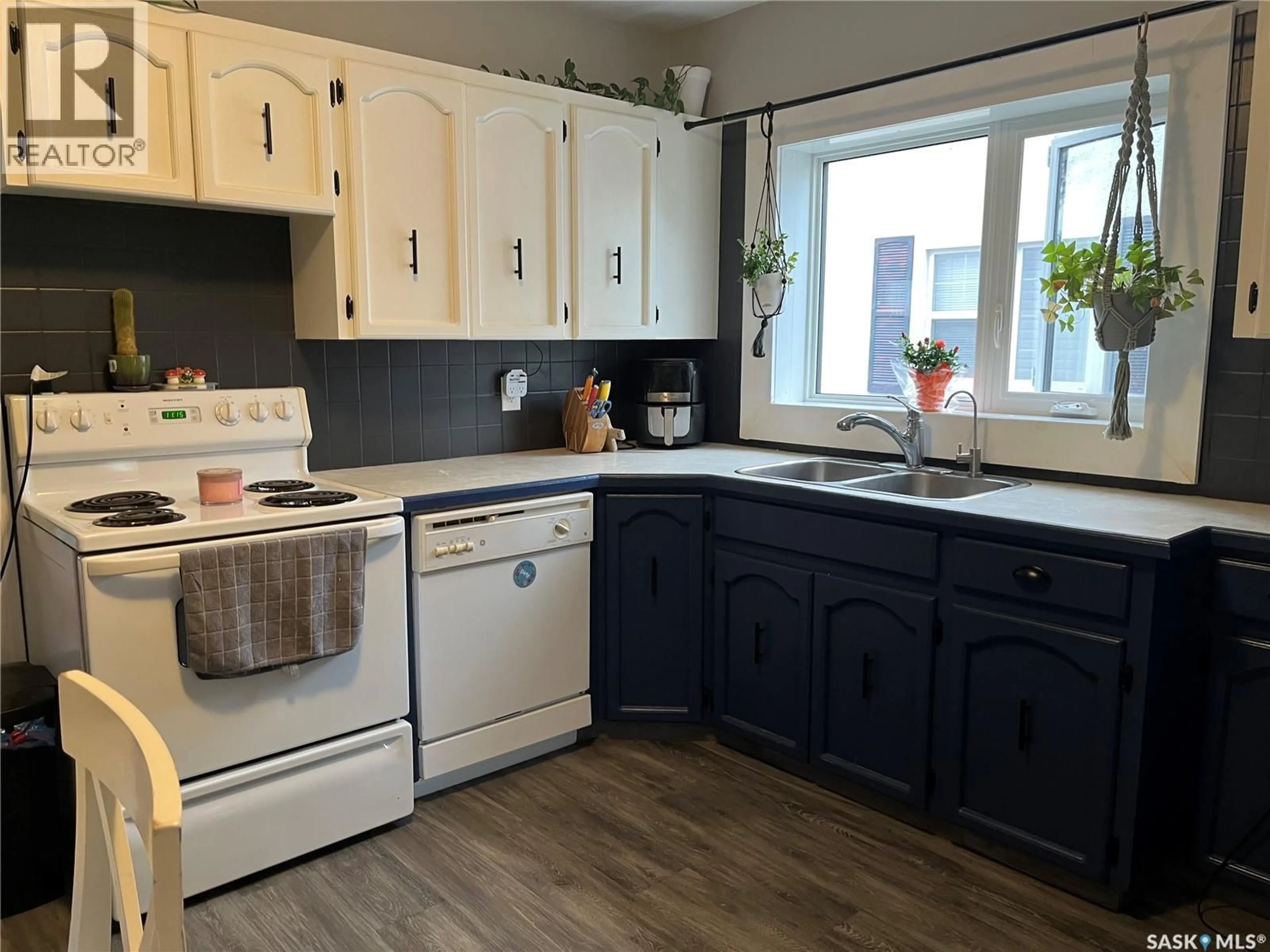 Standard kitchen, unknown for 2322 REYNOLDS STREET, Regina Saskatchewan S4N3N5