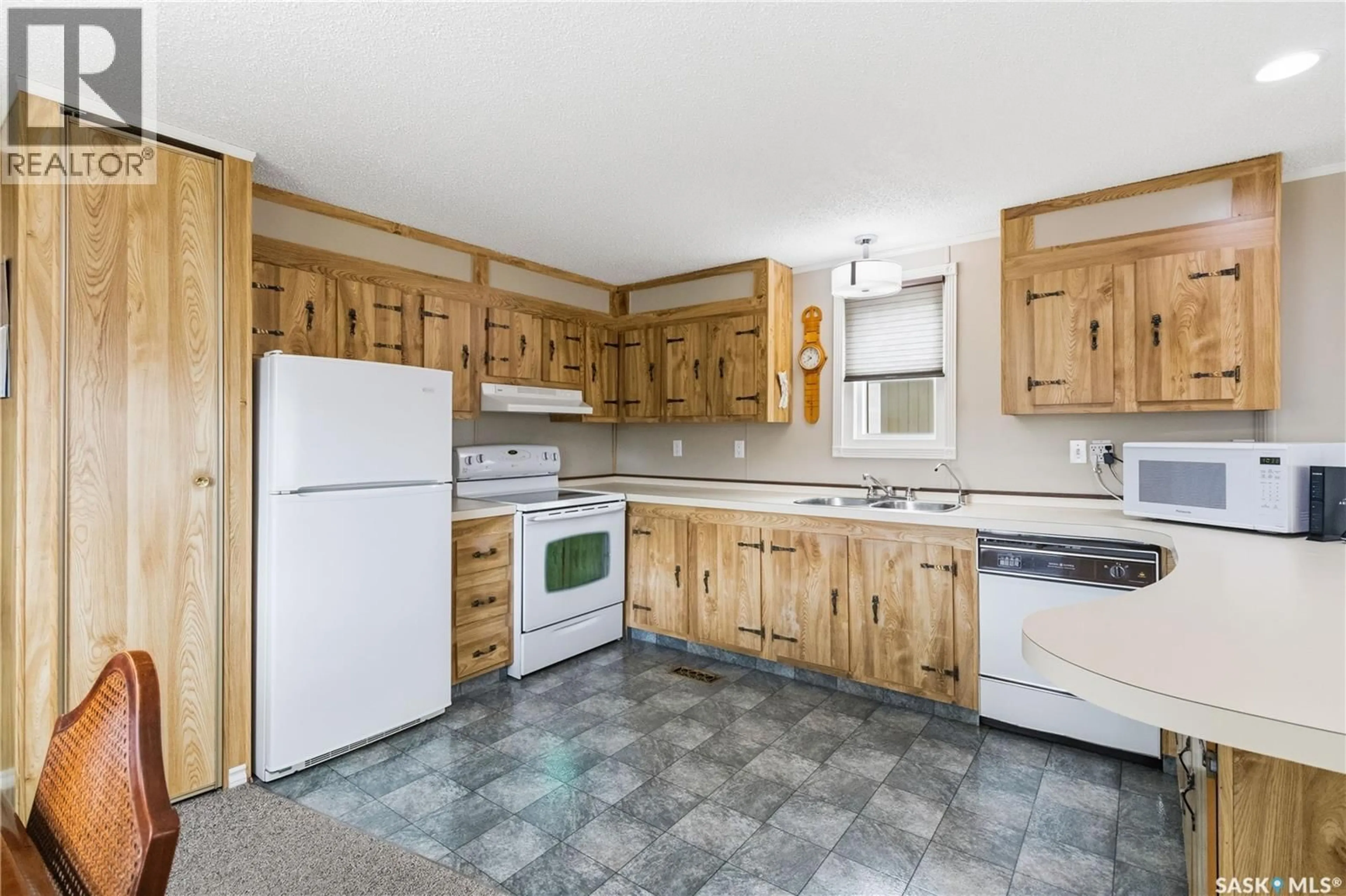 Standard kitchen, unknown for 204 CYPRESS WAY, Blucher Rm No. 343 Saskatchewan S7B0A4