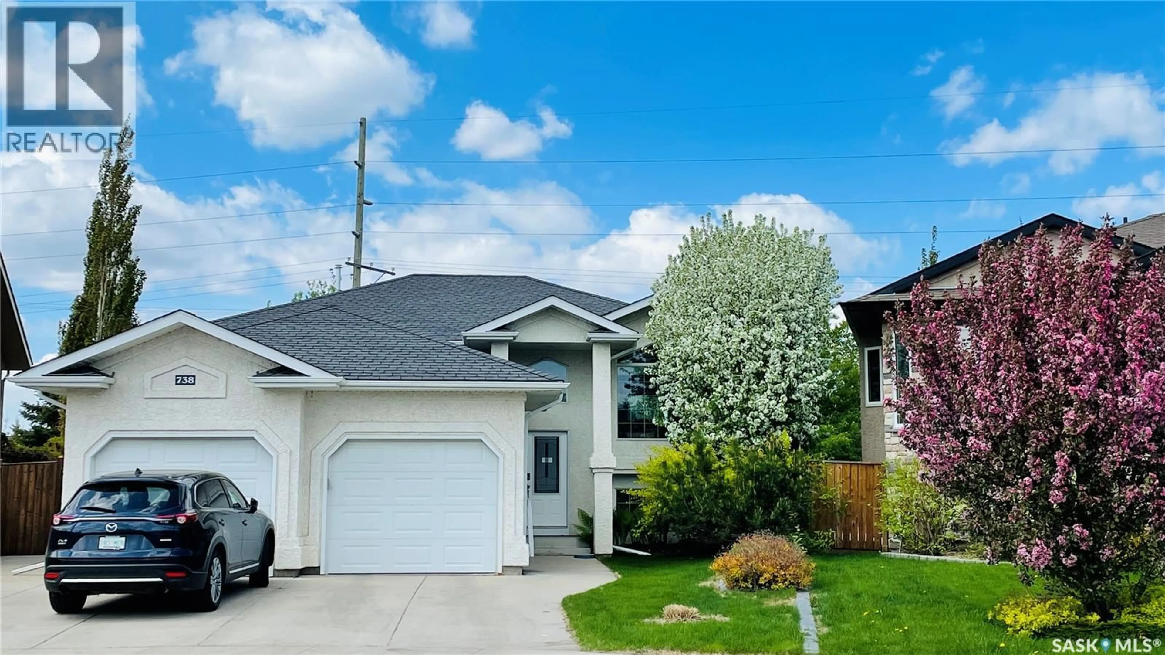 Home with vinyl exterior material, street for 738 WRIGHT CRESCENT, Saskatoon Saskatchewan S7N4T8