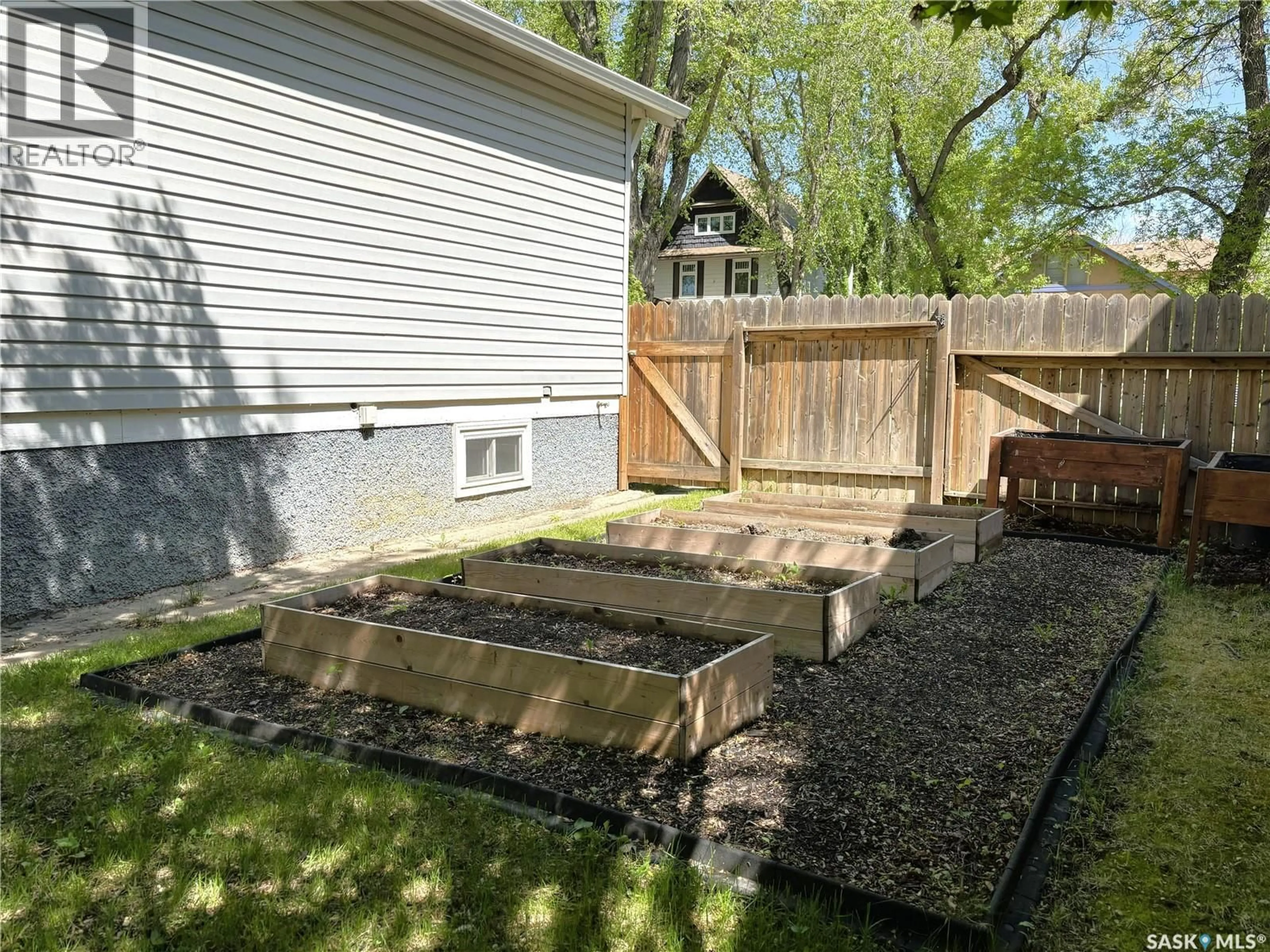 Patio, street for 819 5TH AVENUE, Saskatoon Saskatchewan S7K2R7