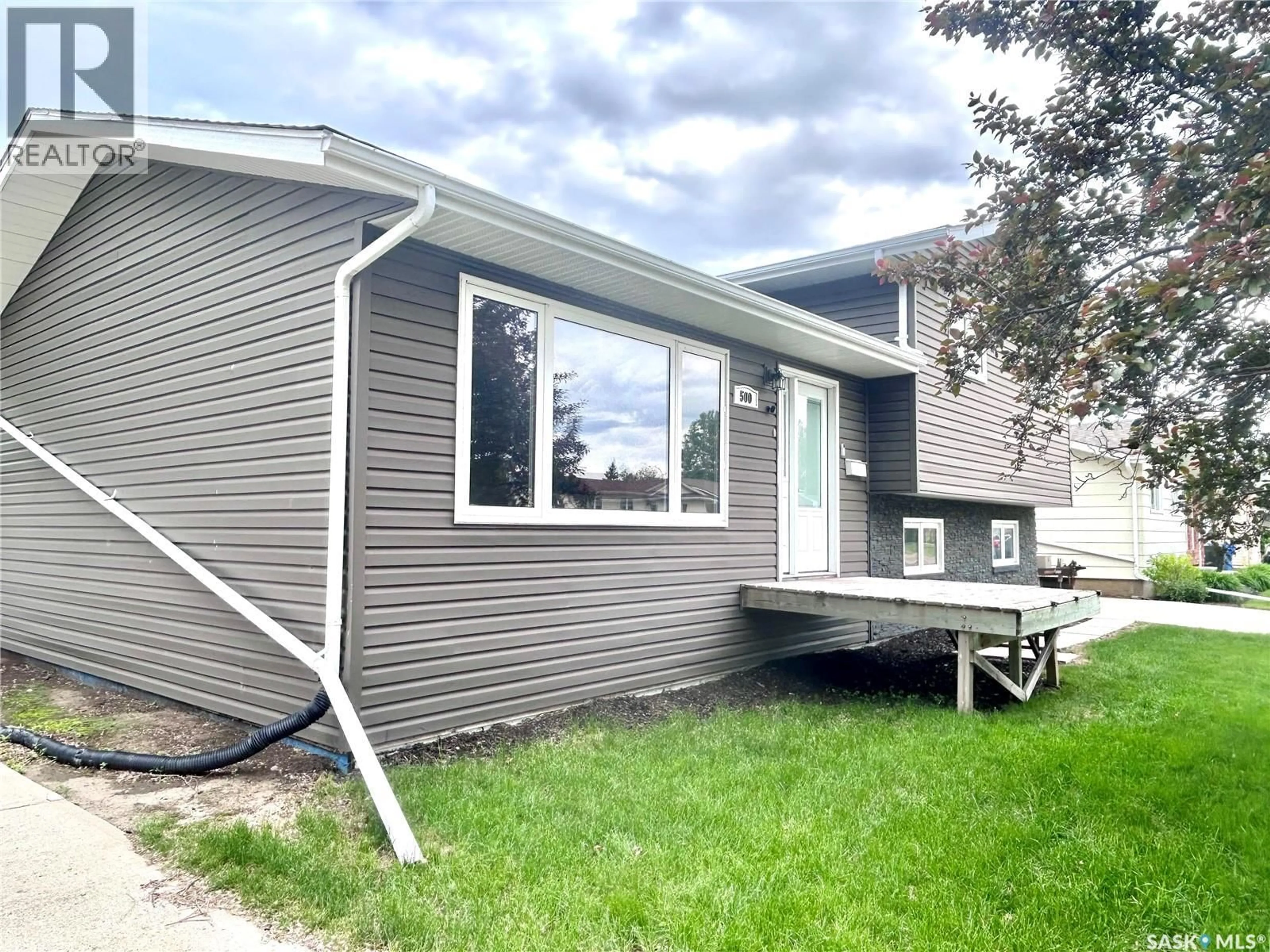 Home with vinyl exterior material, street for 500 WILLOW BAY, Estevan Saskatchewan S4A2G4