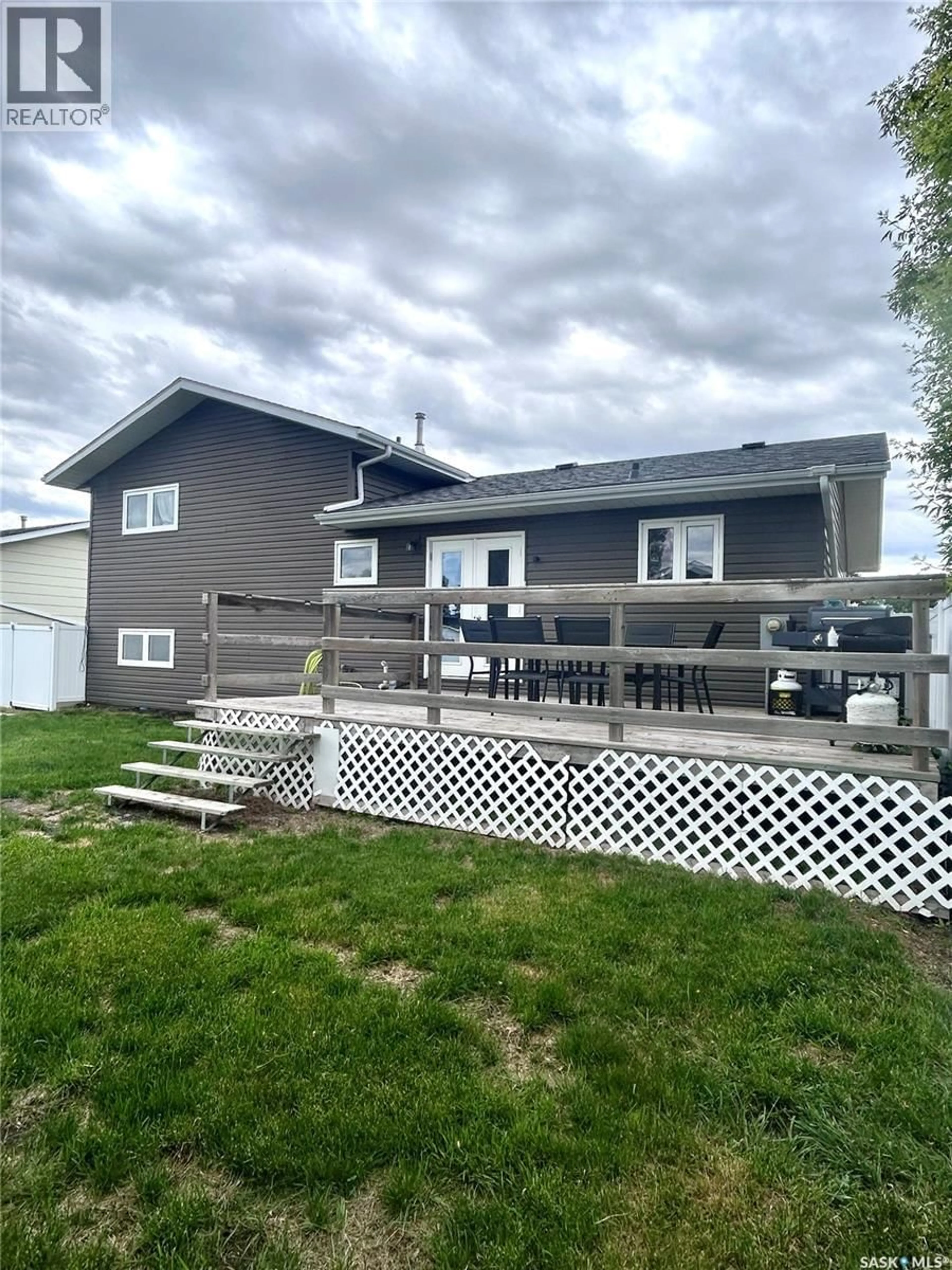 Home with vinyl exterior material, unknown for 500 WILLOW BAY, Estevan Saskatchewan S4A2G4