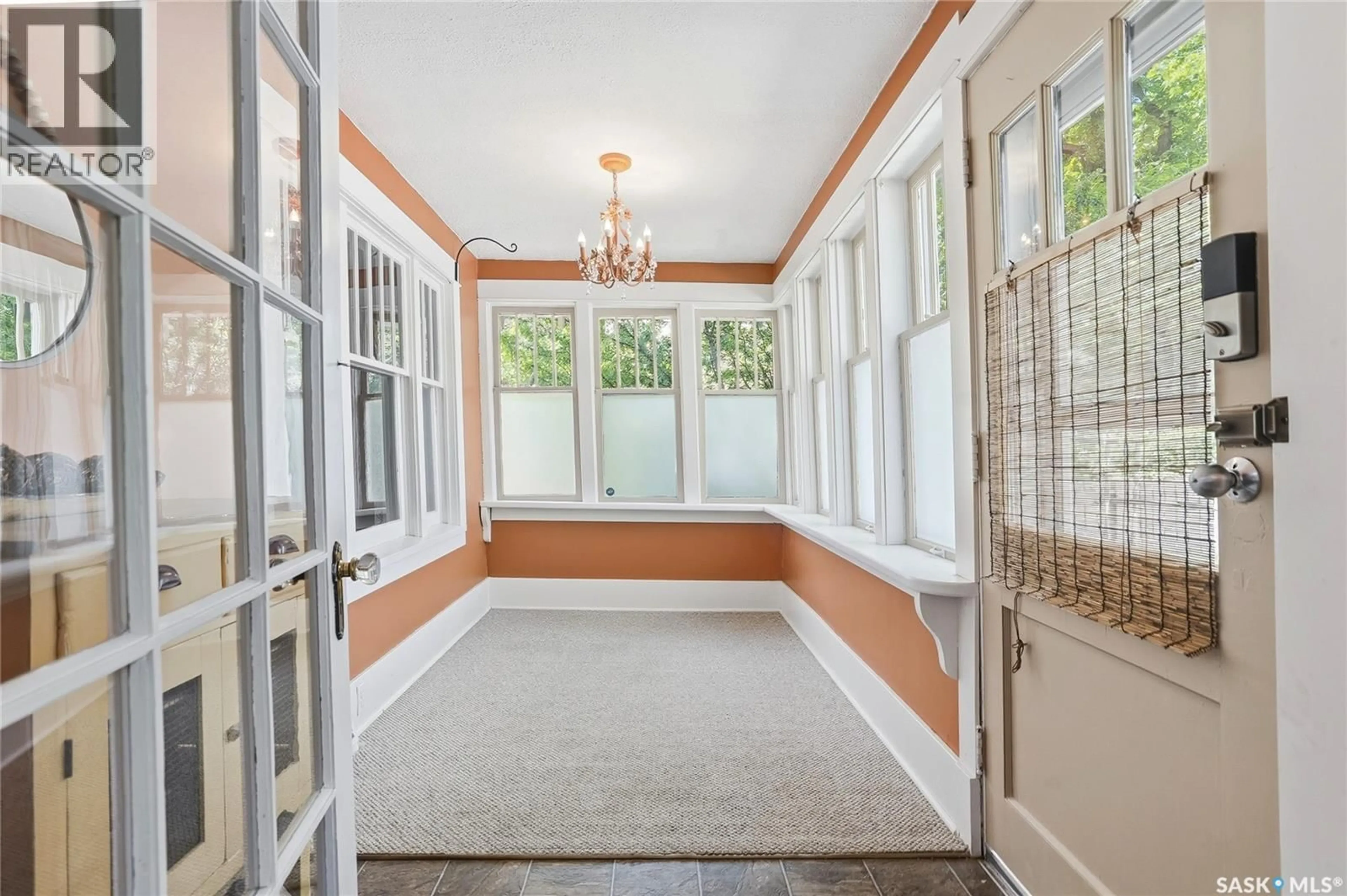 Indoor entryway for 621 BEDFORD ROAD, Saskatoon Saskatchewan S7L0E9