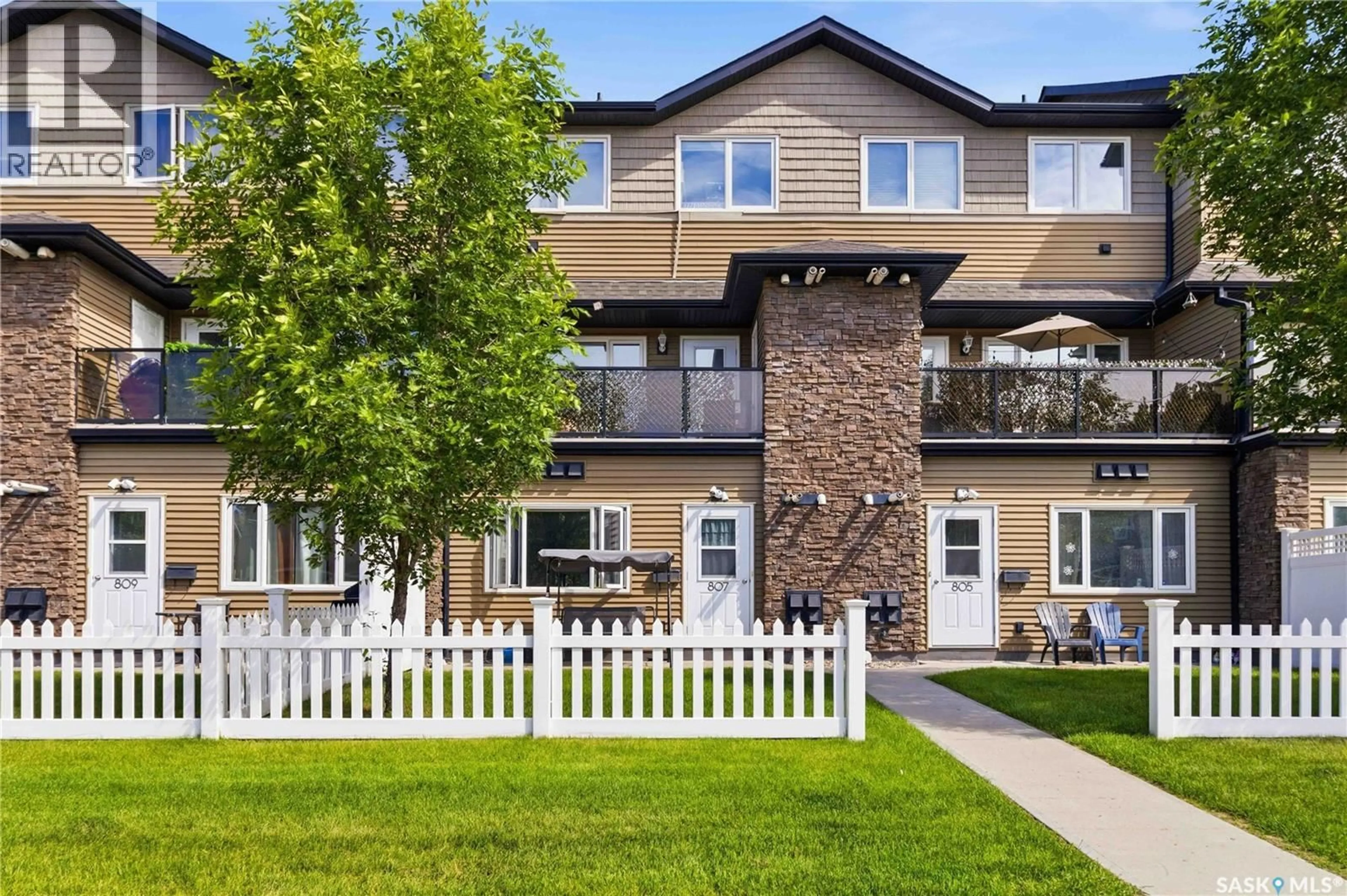 Home with vinyl exterior material, street for 110 - 807 SHILLINGTON CRESCENT, Saskatoon Saskatchewan S7M3Z8