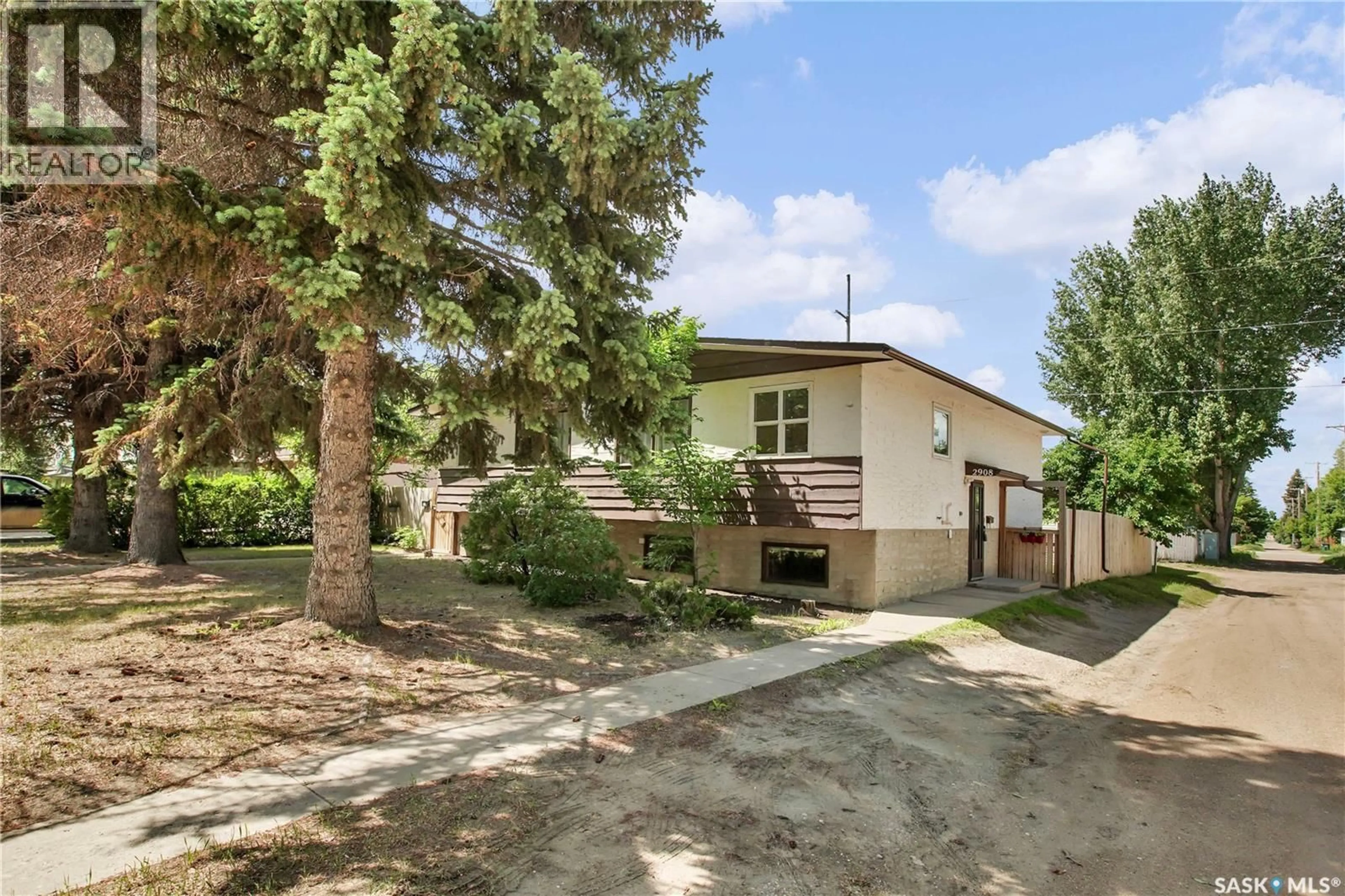 A pic from outside/outdoor area/front of a property/back of a property/a pic from drone, street for 2908-2910 PRESTON AVENUE, Saskatoon Saskatchewan S7G2G9