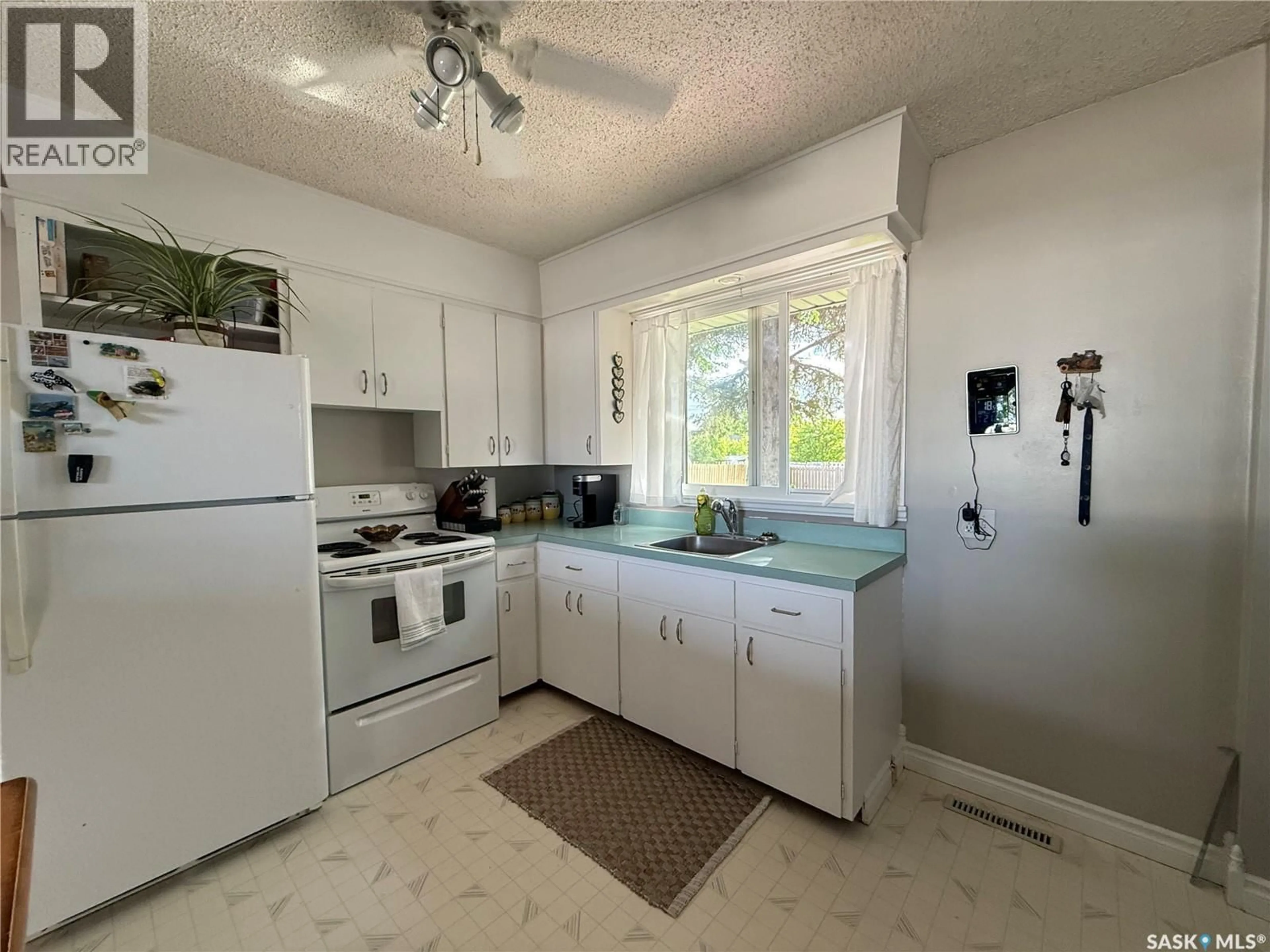 Standard kitchen, unknown for 374 FOURTH AVENUE, Yorkton Saskatchewan S3N1B6