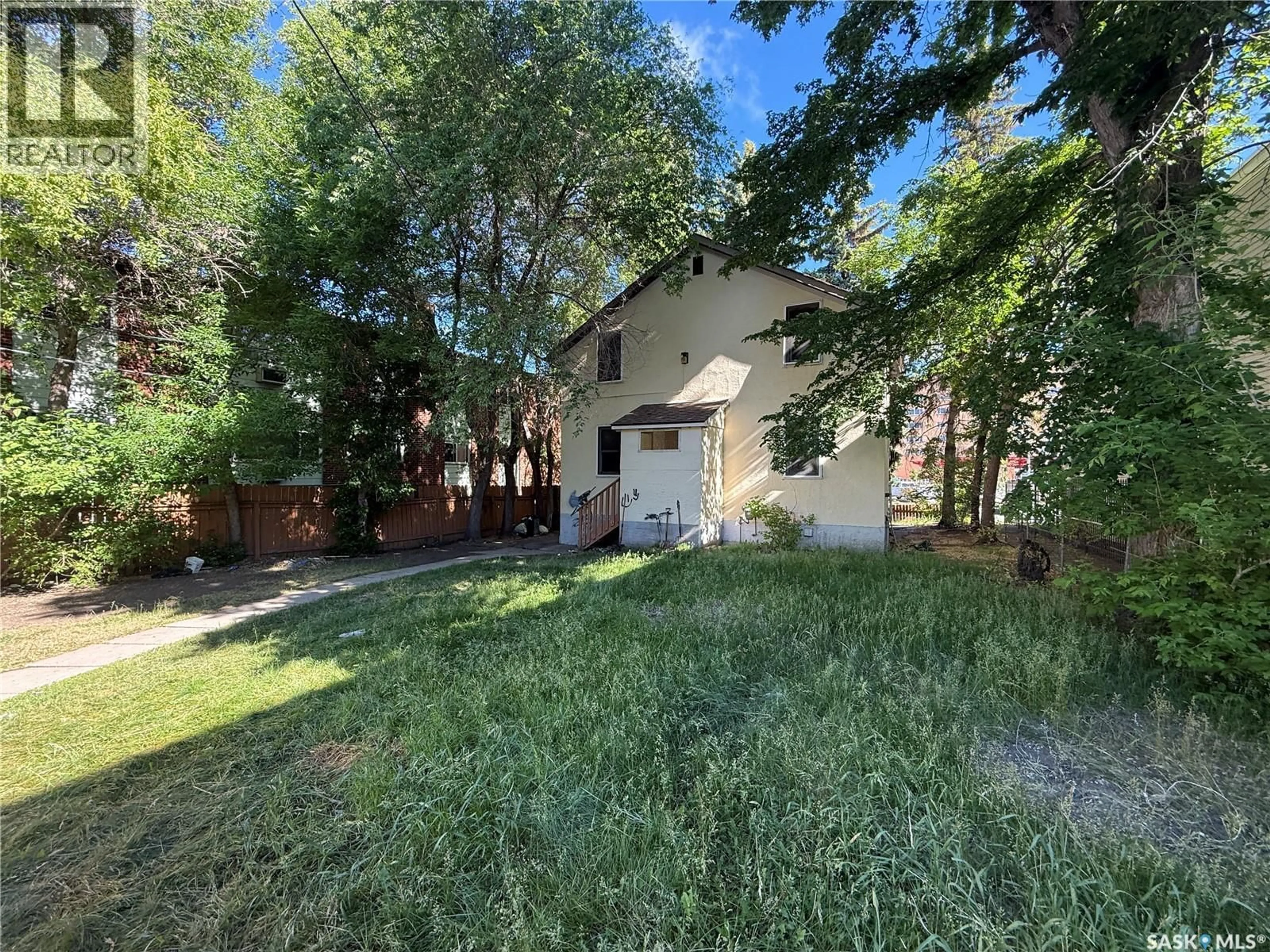 A pic from outside/outdoor area/front of a property/back of a property/a pic from drone, street for 1705 20TH STREET, Saskatoon Saskatchewan S7M0Z8