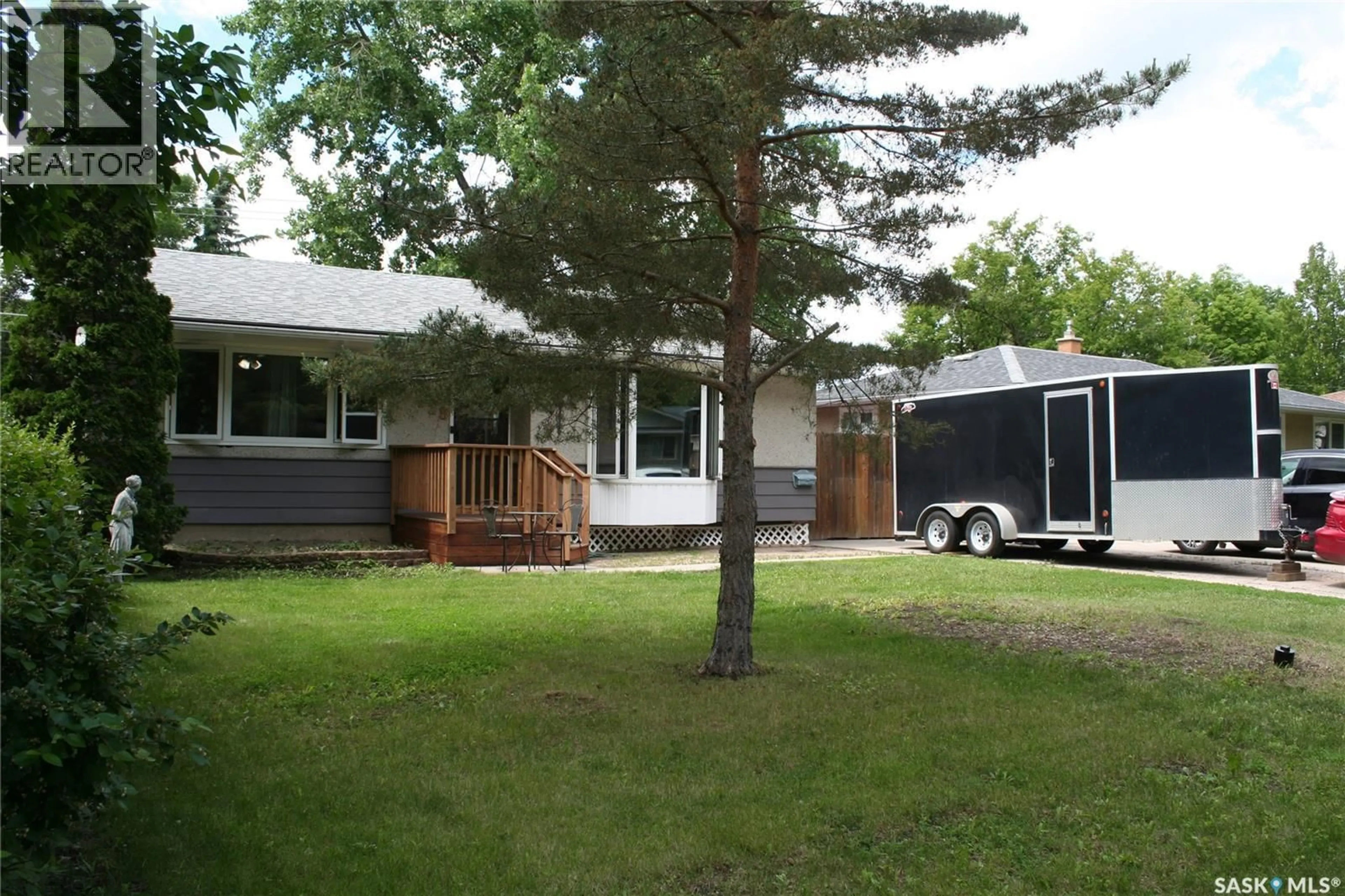 Home with vinyl exterior material, street for 128 RIDDELL CRESCENT, Regina Saskatchewan S4S5L3