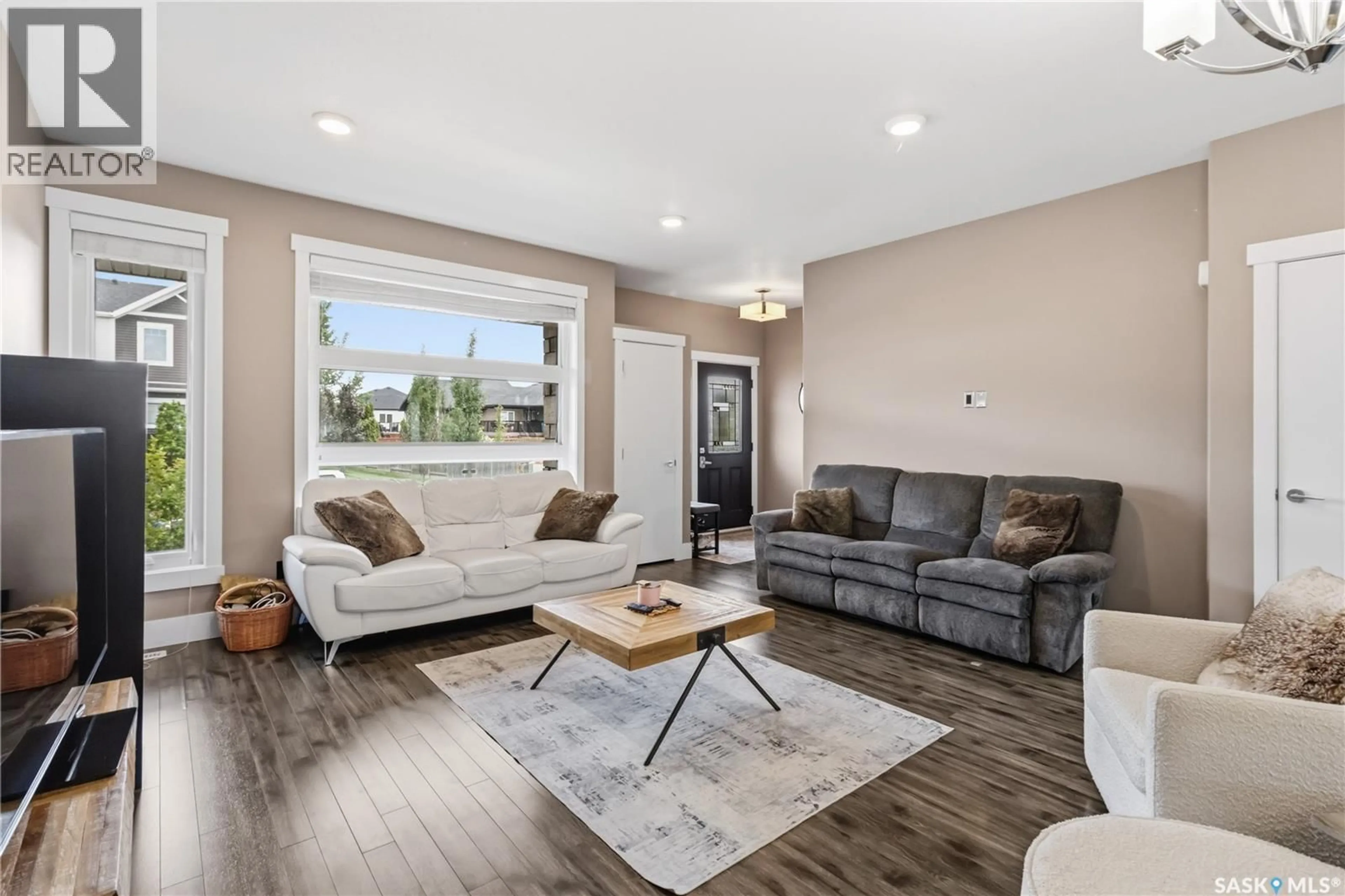 Living room with furniture, unknown for 527 KLOPPENBURG CRESCENT, Saskatoon Saskatchewan S7W0P1