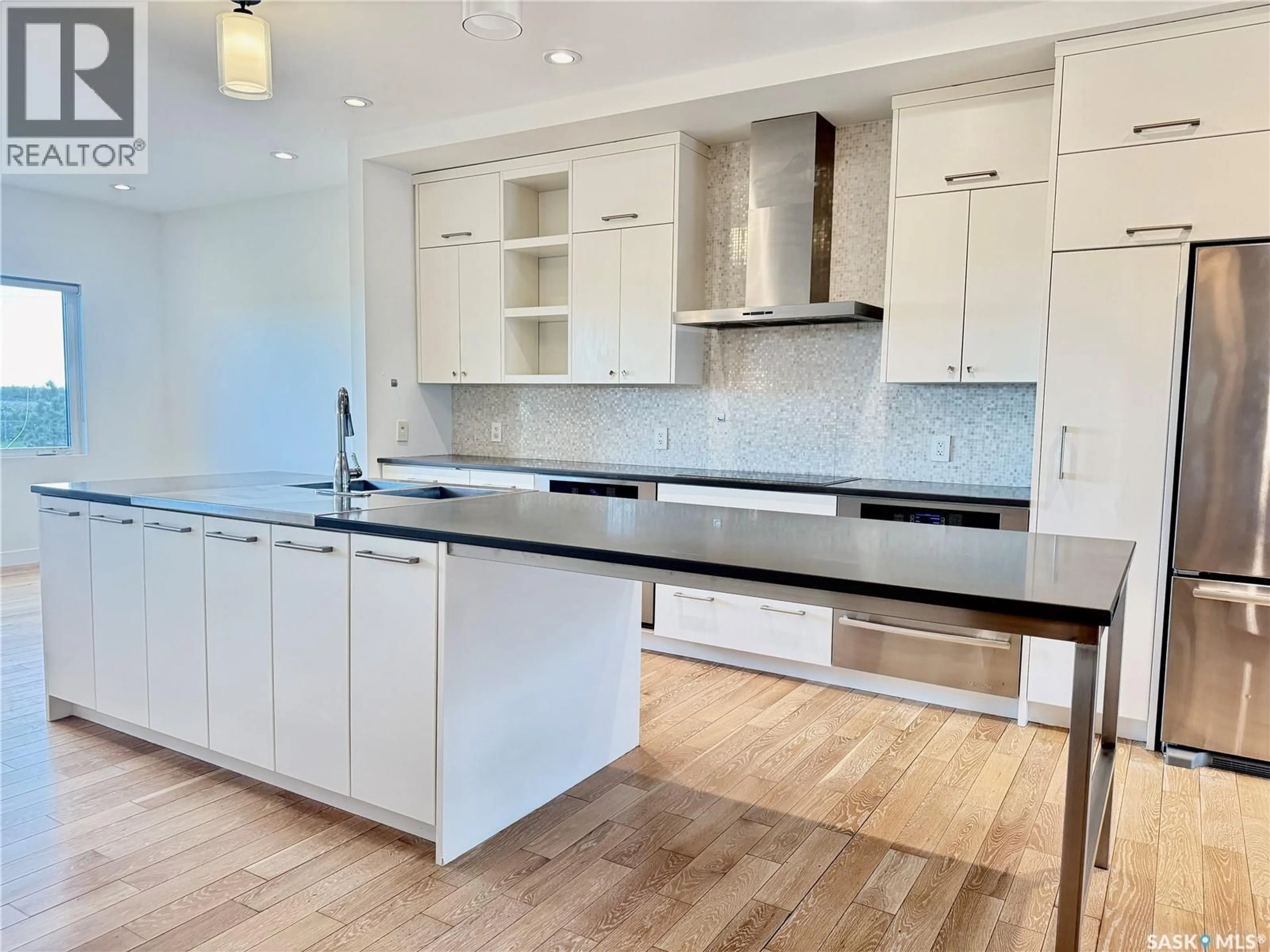 Contemporary kitchen, wood/laminate floor for 926 WILKINS COURT, Saskatoon Saskatchewan S7W0C7