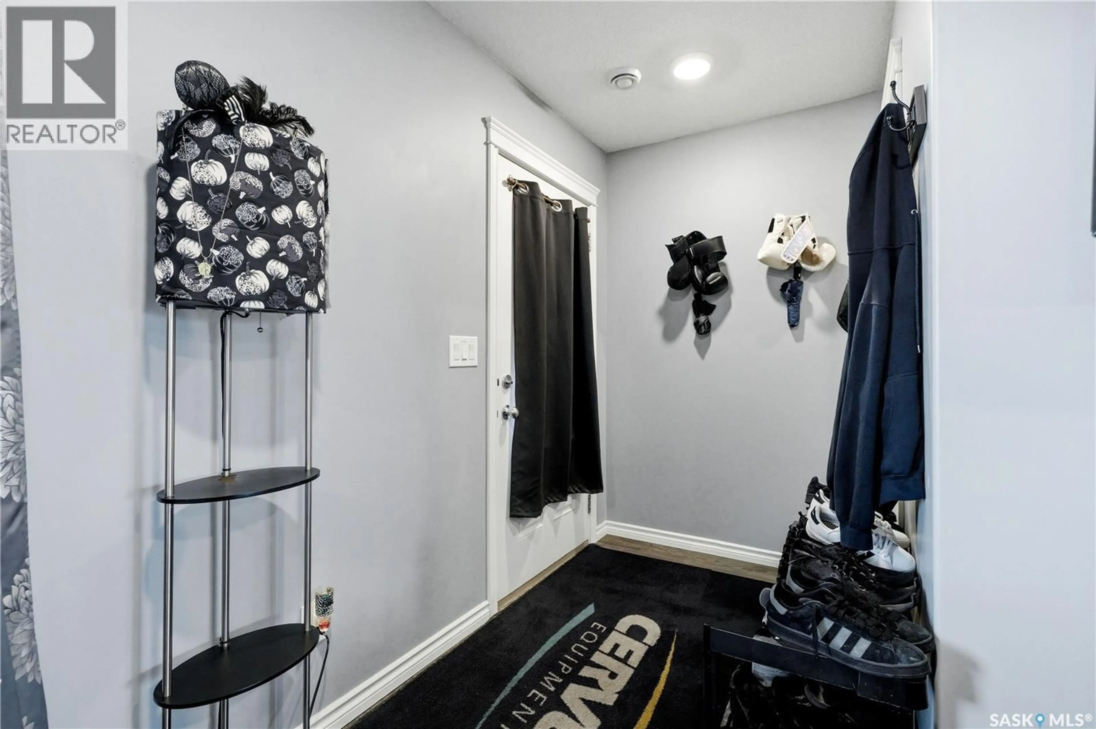 Indoor entryway for 110 - 618 AKHTAR BEND, Saskatoon Saskatchewan S7W0B8