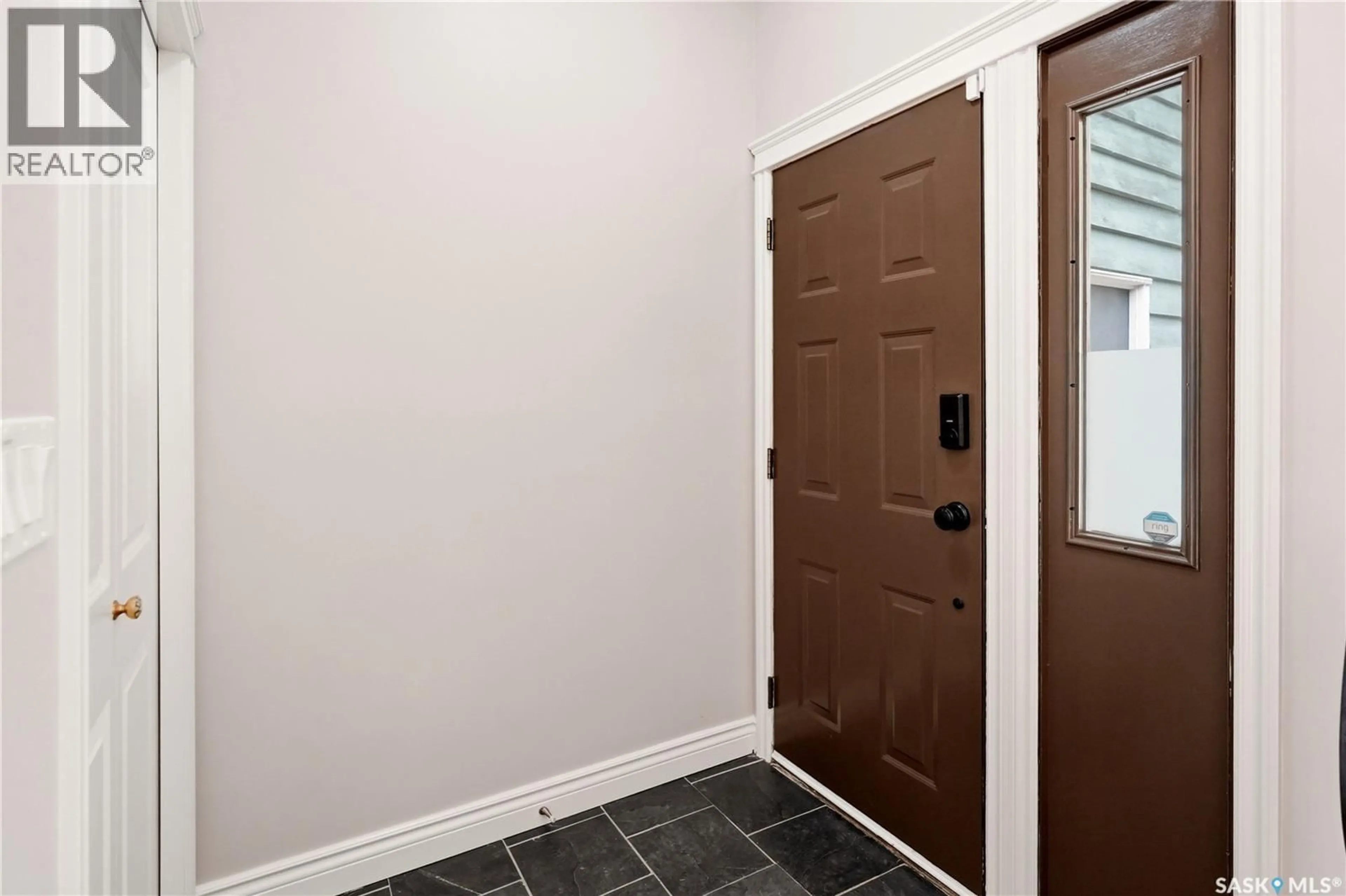 Indoor entryway for 1122 BAYDA CRESCENT, Regina Saskatchewan S4N6Y6