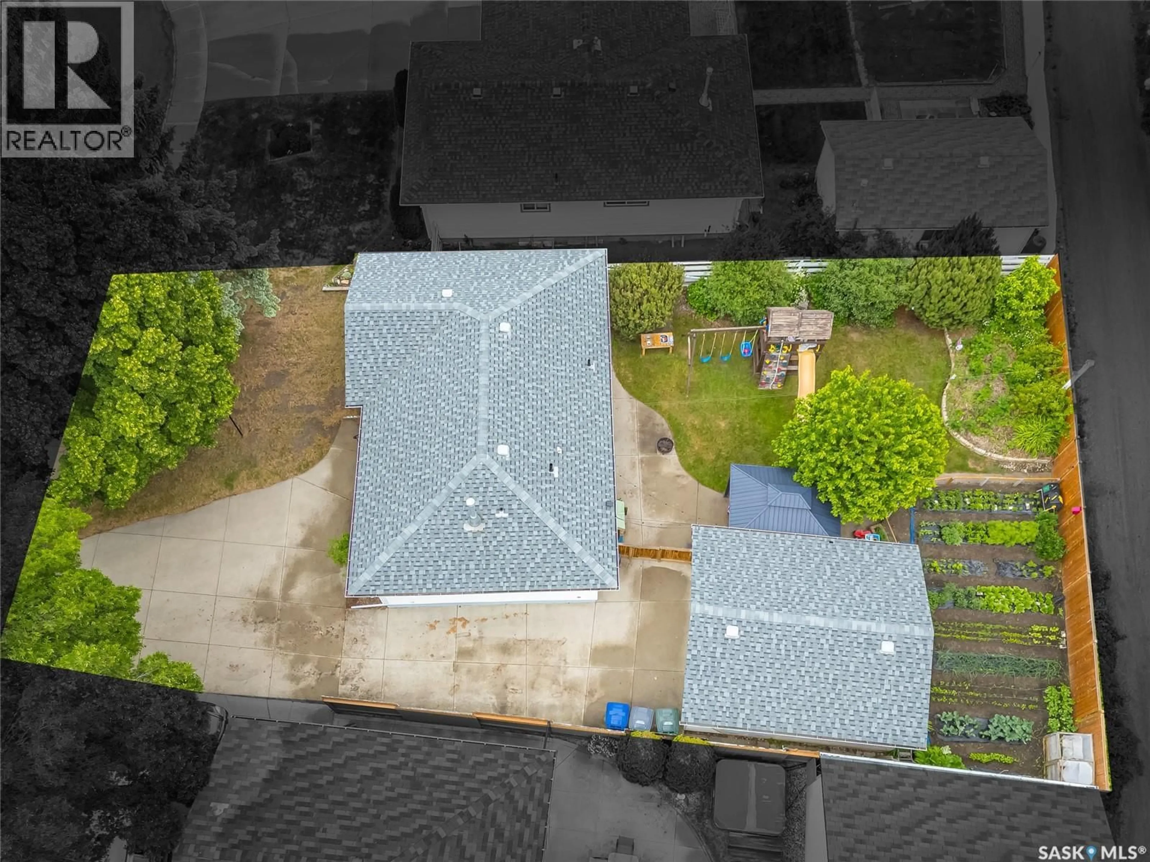 A pic from outside/outdoor area/front of a property/back of a property/a pic from drone, unknown for 1317 EAST CENTRE, Saskatoon Saskatchewan S7J3A8