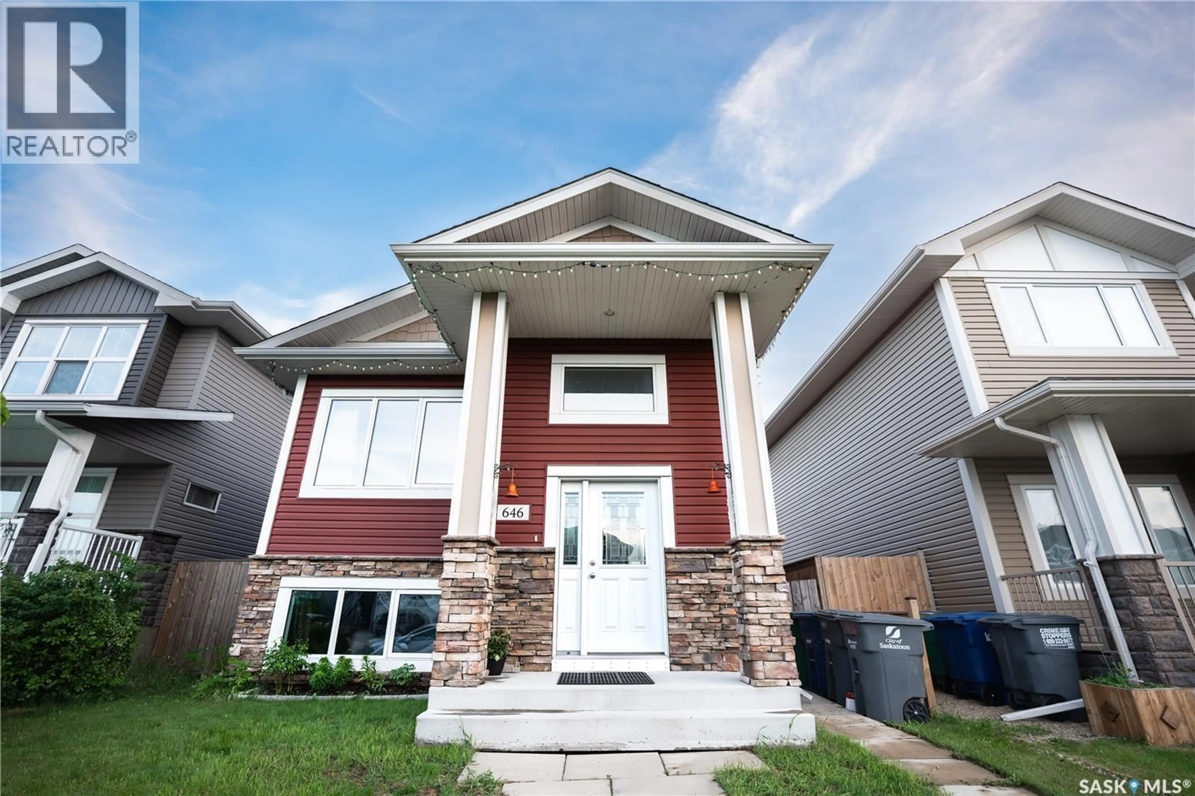 Home with vinyl exterior material, street for 646 KOLYNCHUK COURT, Saskatoon Saskatchewan S7T0W2