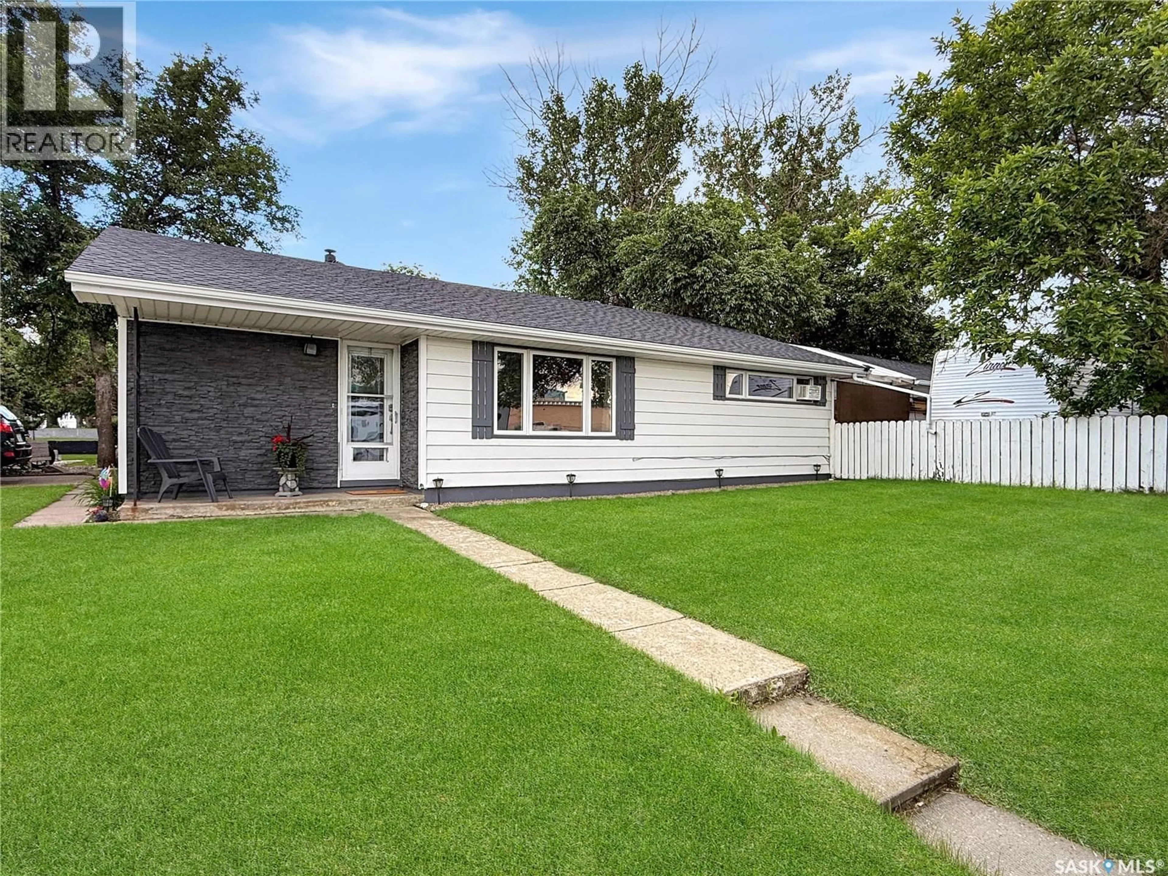 Home with vinyl exterior material, street for 890 10TH AVENUE, Swift Current Saskatchewan S9H2T7