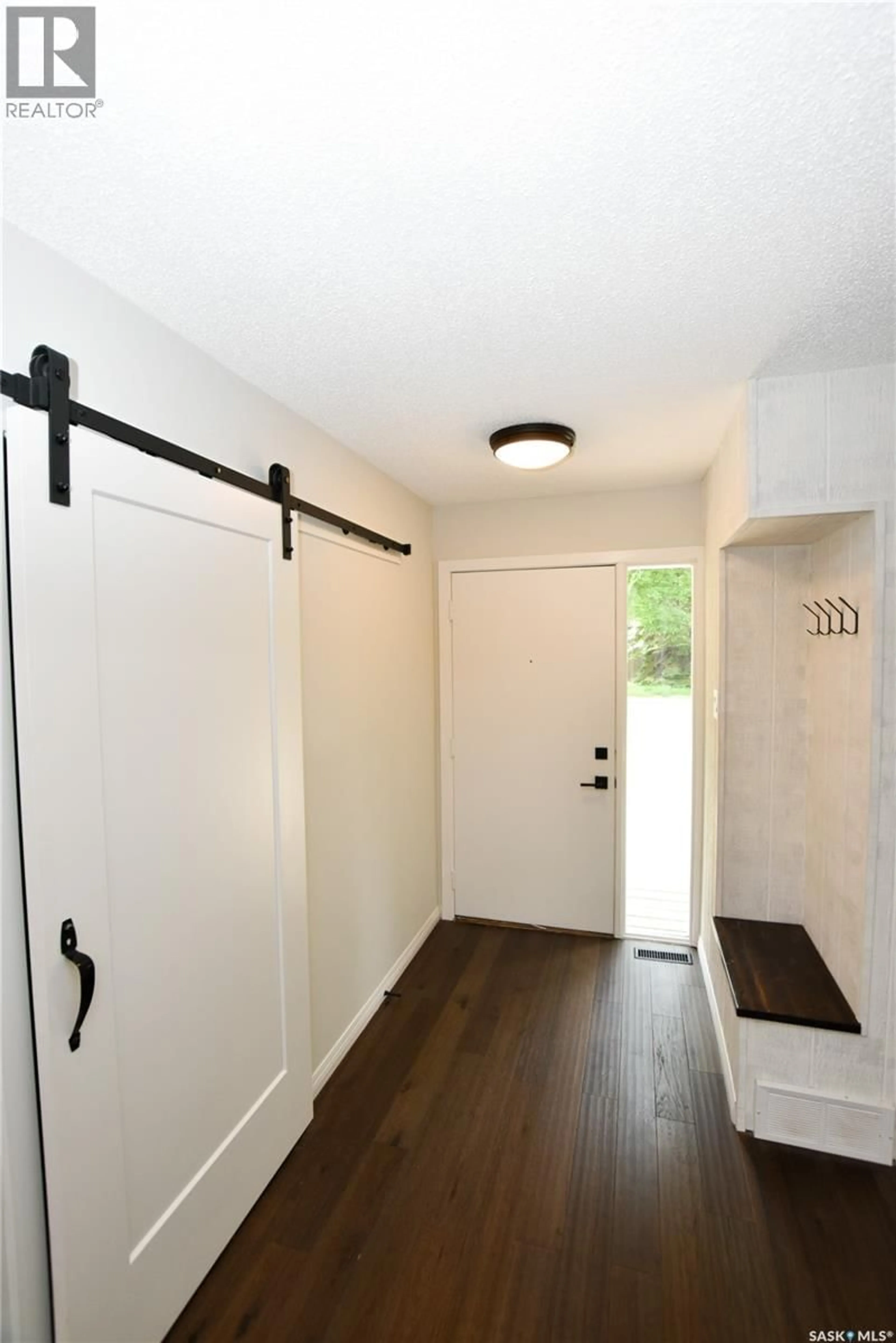 Indoor entryway for 2315 ST GEORGE AVENUE, Saskatoon Saskatchewan S7M0K9