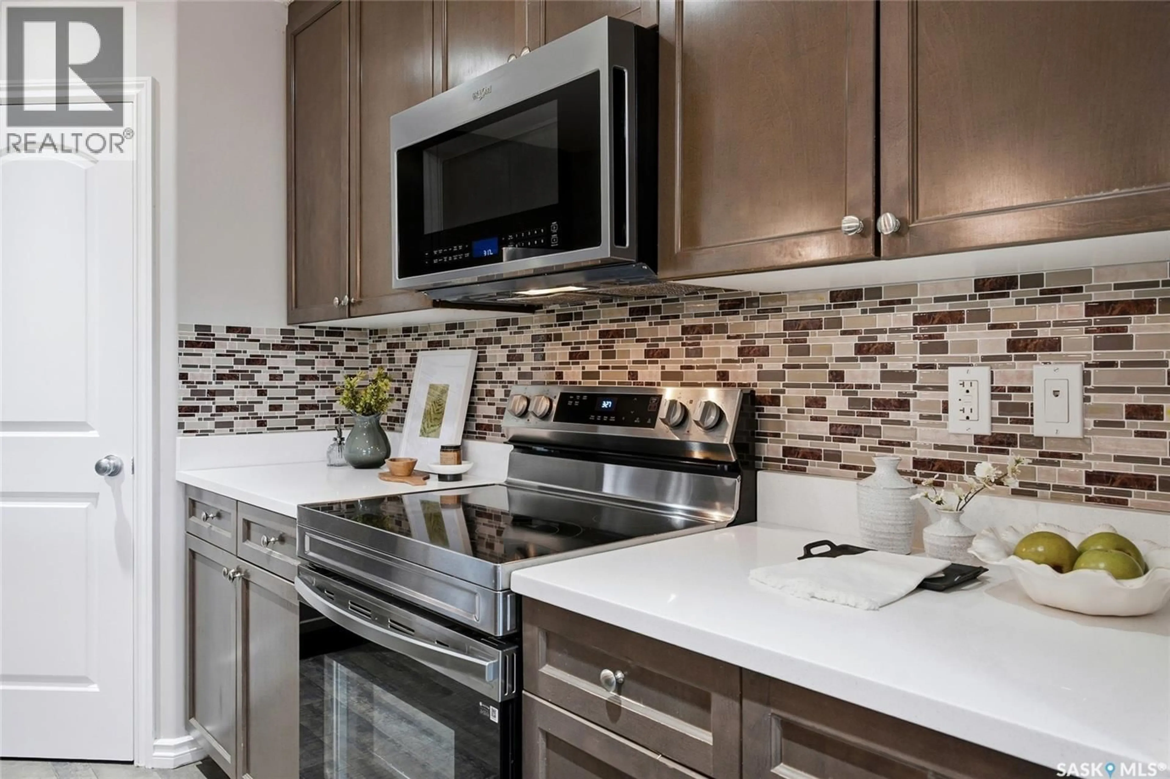 Contemporary kitchen, ceramic/tile floor for 334 DICKSON CRESCENT, Saskatoon Saskatchewan S7T0T8