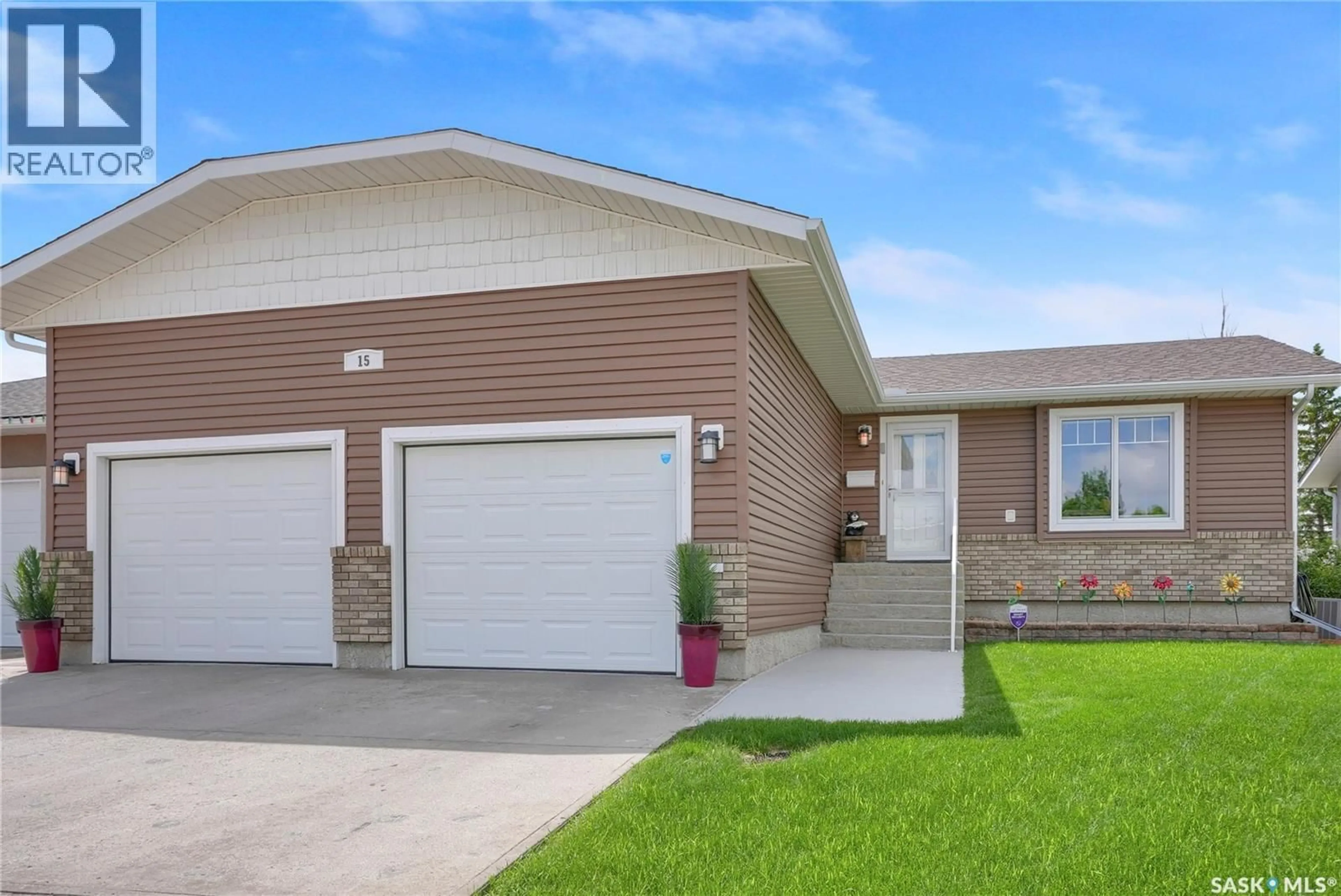 Home with vinyl exterior material, street for 15 MARIGOLD CRESCENT, Moose Jaw Saskatchewan S6J1L2