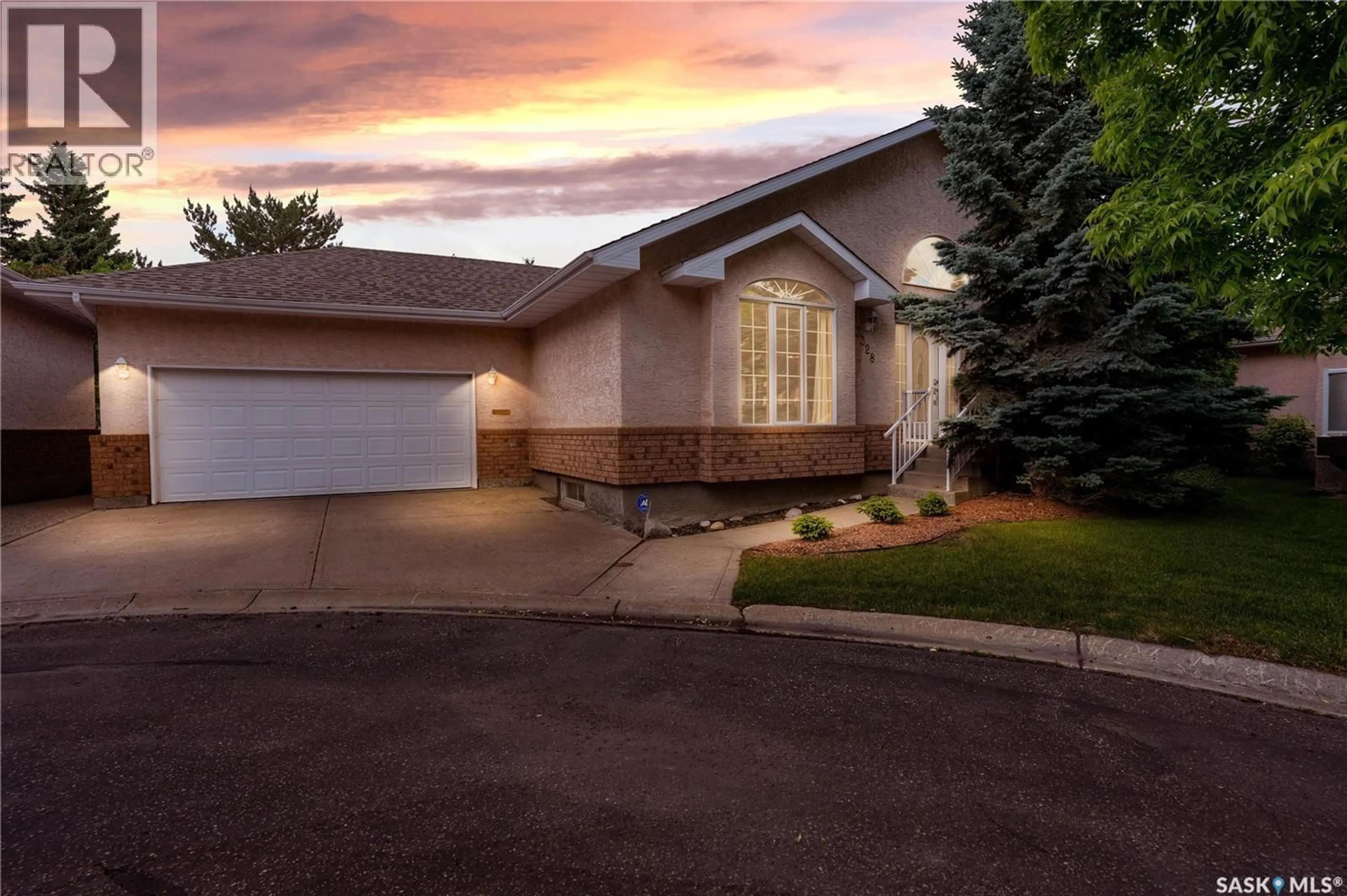 Home with vinyl exterior material, street for 3328 LAKESHORE COURT, Regina Saskatchewan S4S7H8
