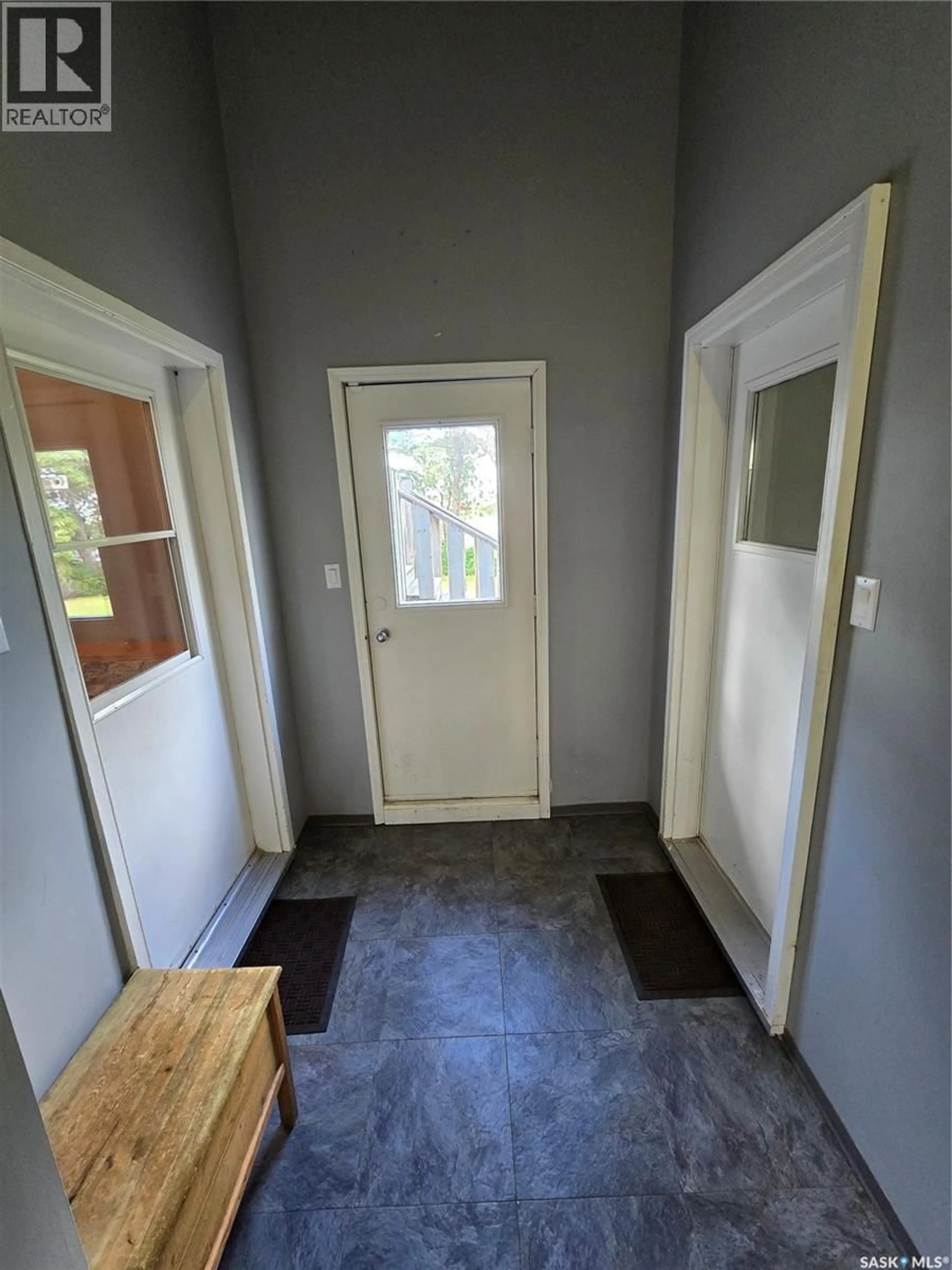 Indoor entryway for MUCHOWSKI ACREAGE, Montmartre Saskatchewan S0G3M0