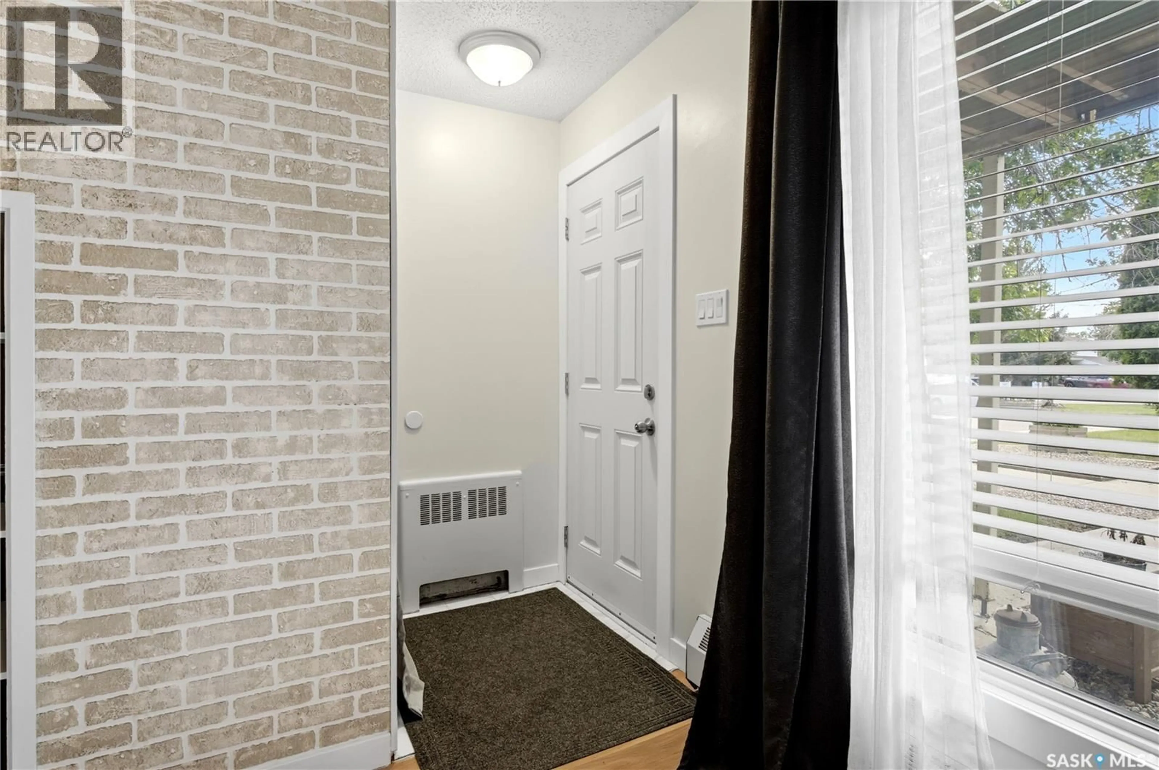 Indoor entryway for 50 NOLLET AVENUE, Regina Saskatchewan S4T7T9