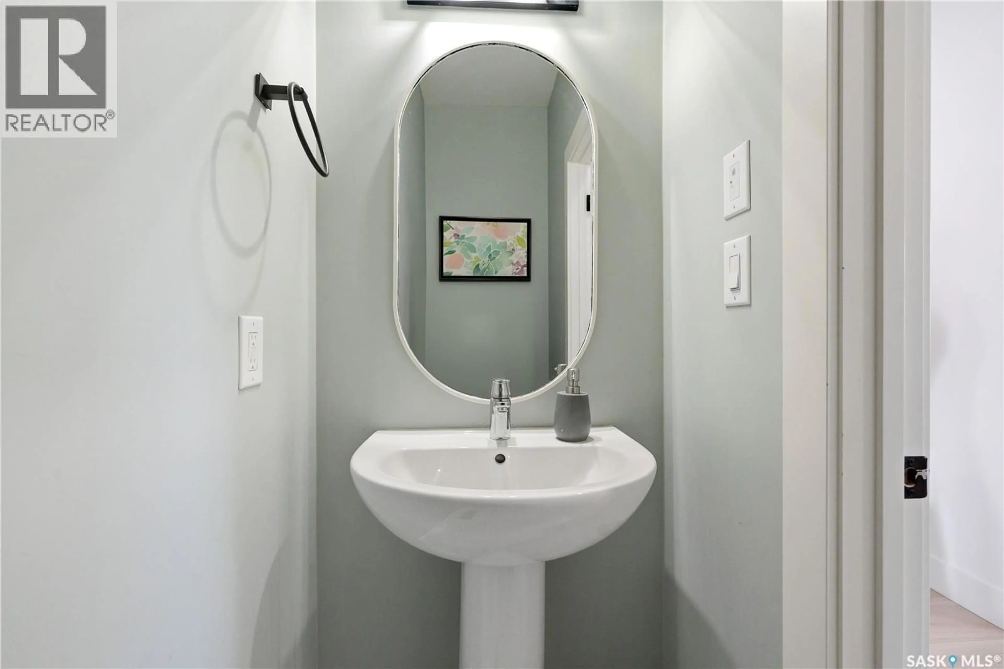 Standard bathroom, unknown for 916 FEHEREGYHAZI BOULEVARD, Saskatoon Saskatchewan S7W1E1