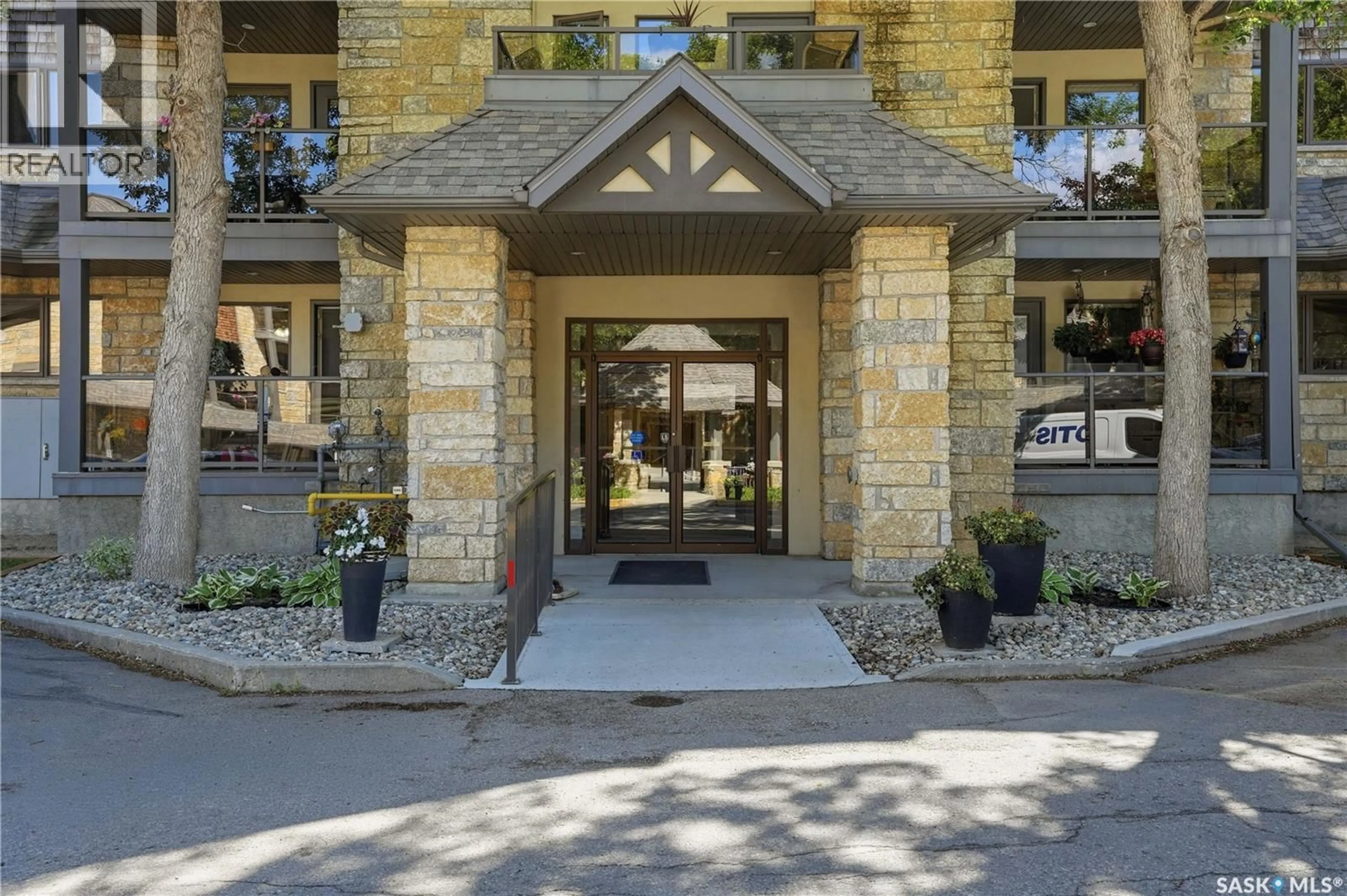 Indoor foyer for 106 2550 25TH AVENUE, Regina Saskatchewan S4S4E6