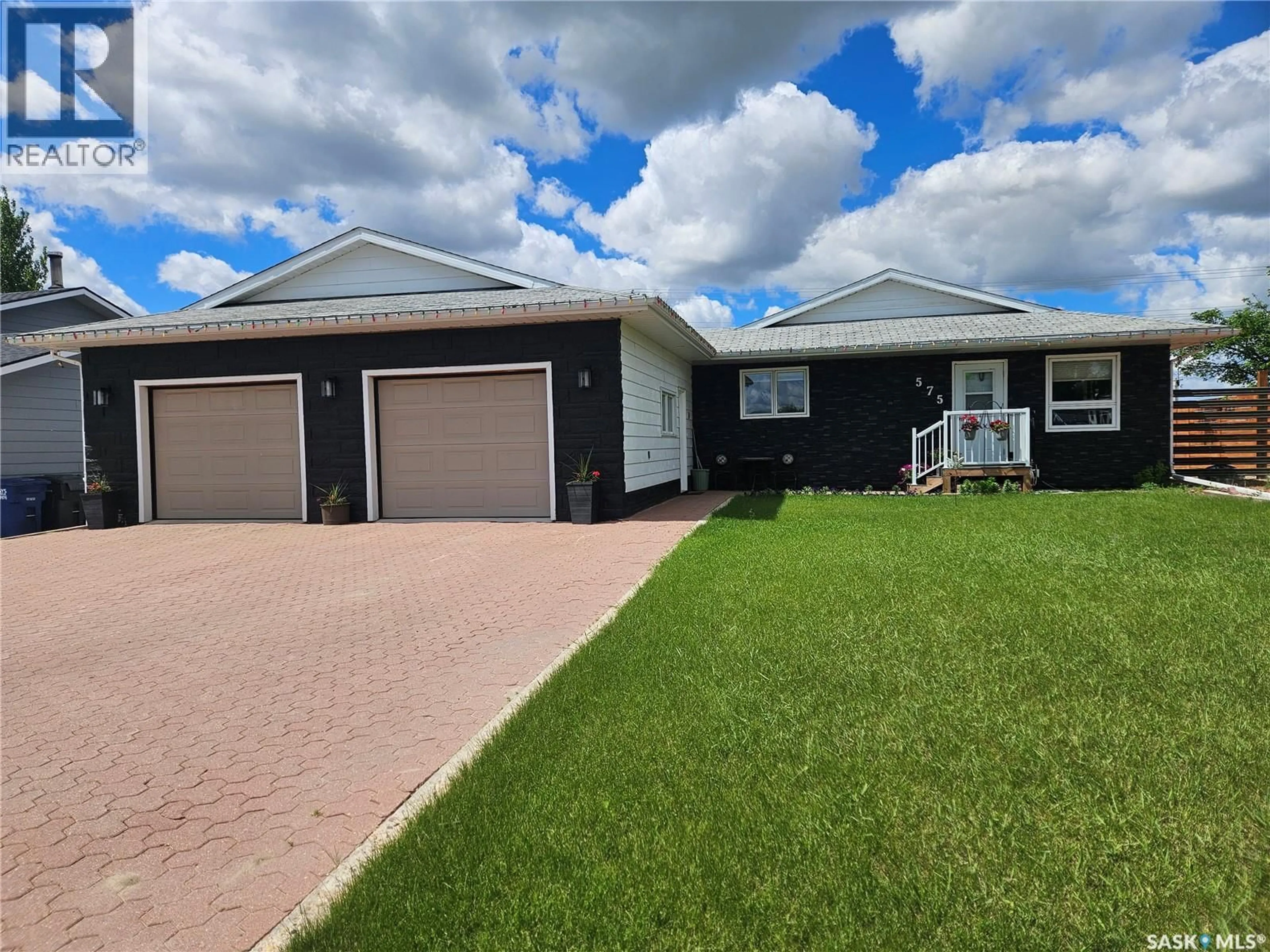 Home with vinyl exterior material, street for 575 9TH STREET, Shaunavon Saskatchewan S0N2M0