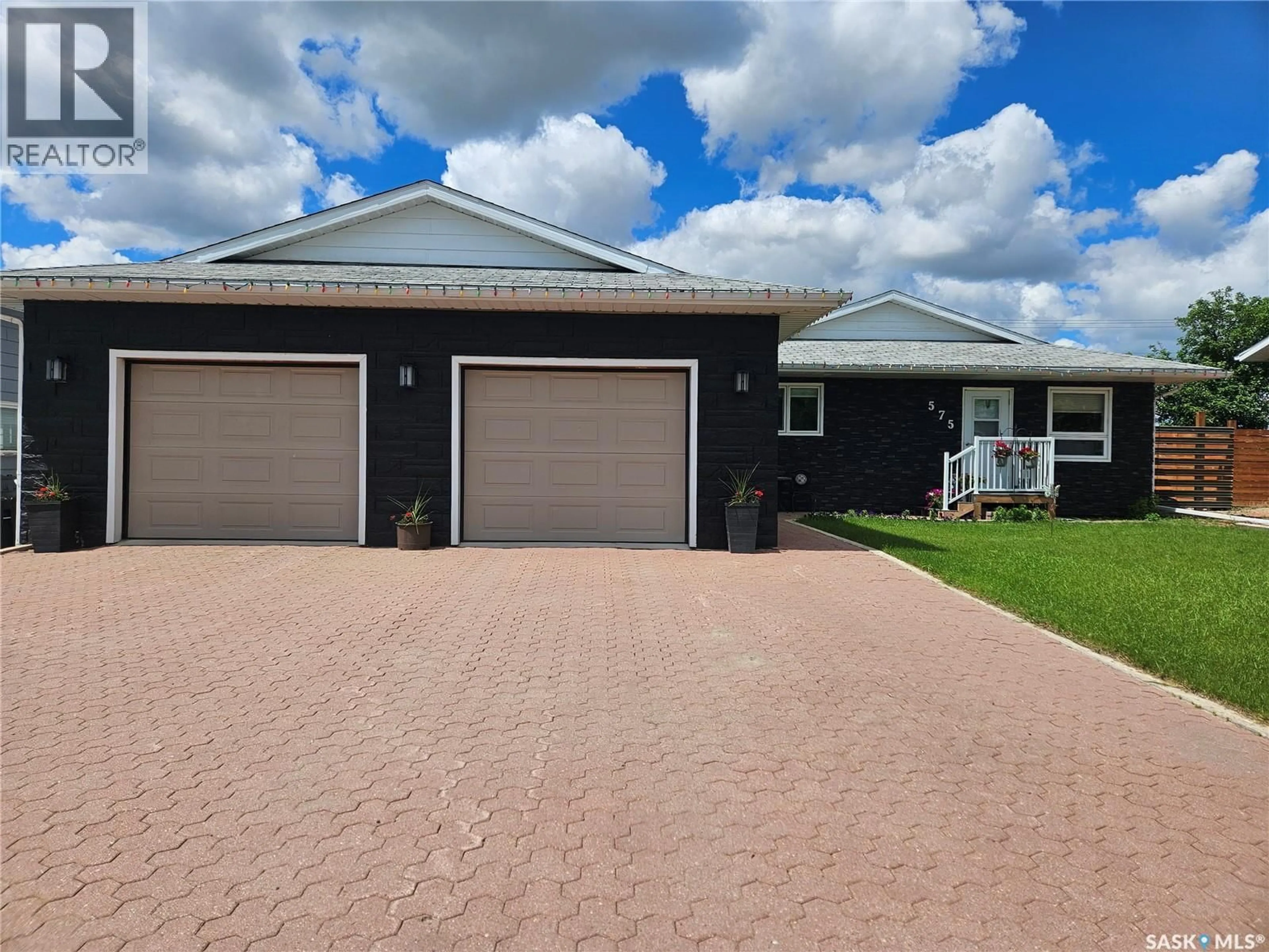 A pic from outside/outdoor area/front of a property/back of a property/a pic from drone, street for 575 9TH STREET, Shaunavon Saskatchewan S0N2M0