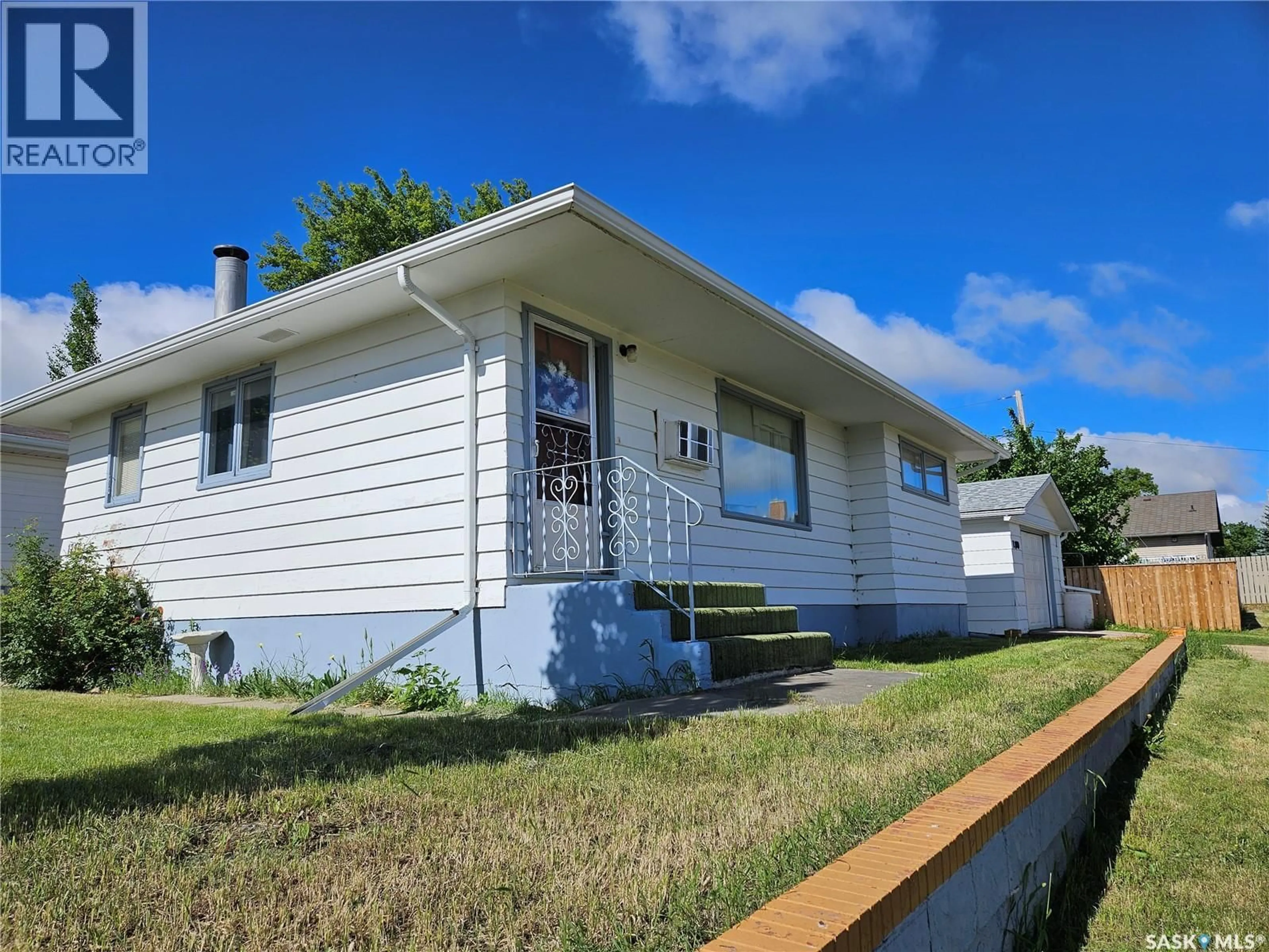 Home with vinyl exterior material, building for 1290 WOLFE AVENUE, Moose Jaw Saskatchewan S6H1K2