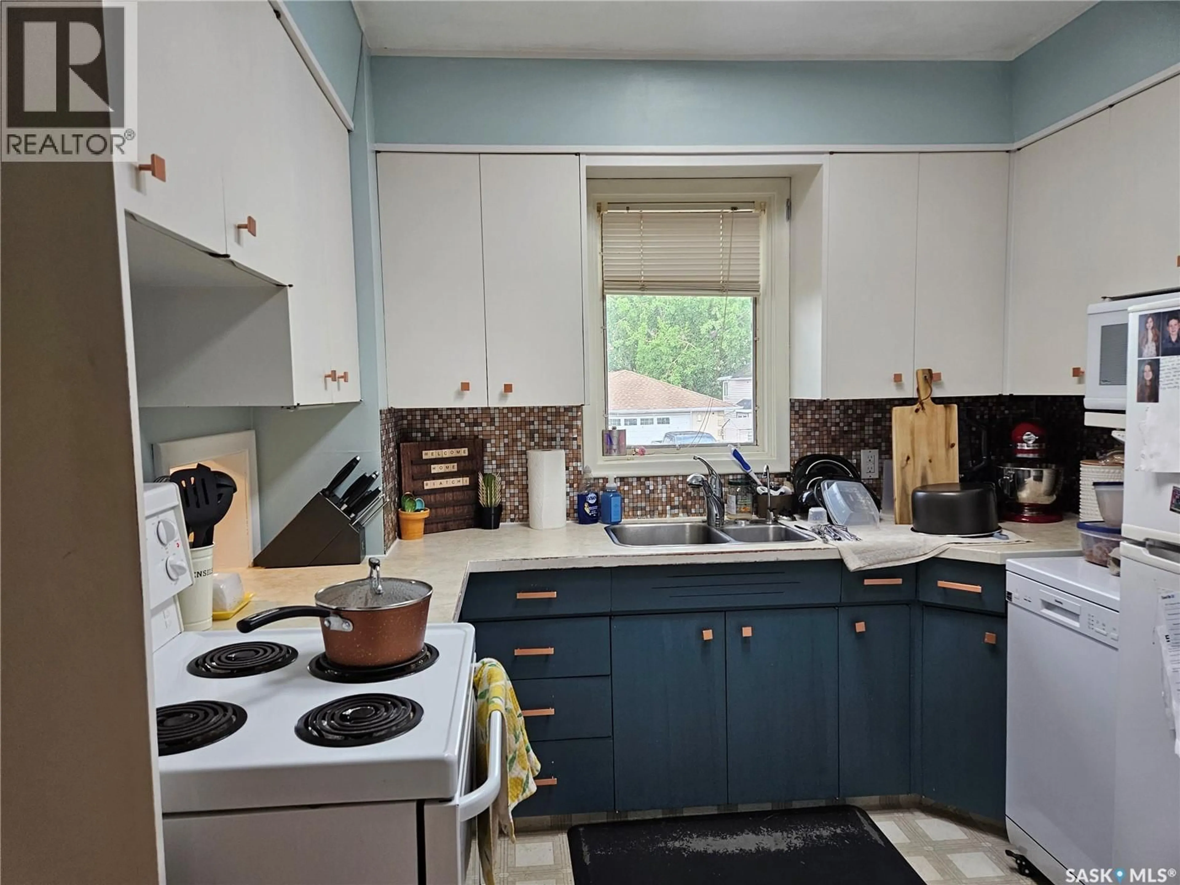 Standard kitchen, unknown for 1290 WOLFE AVENUE, Moose Jaw Saskatchewan S6H1K2