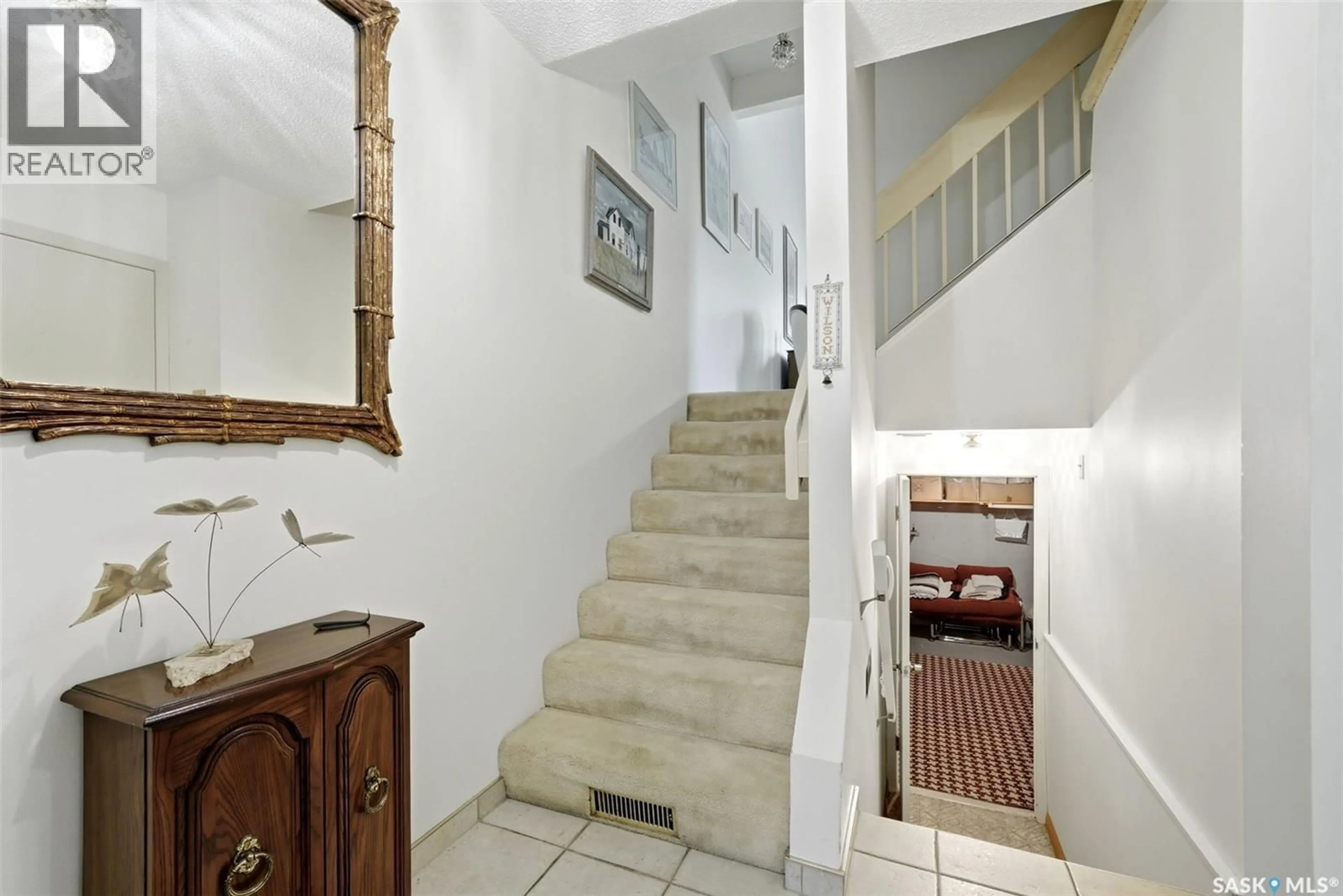 Indoor foyer for 95 QUINCY DRIVE, Regina Saskatchewan S4S6L9